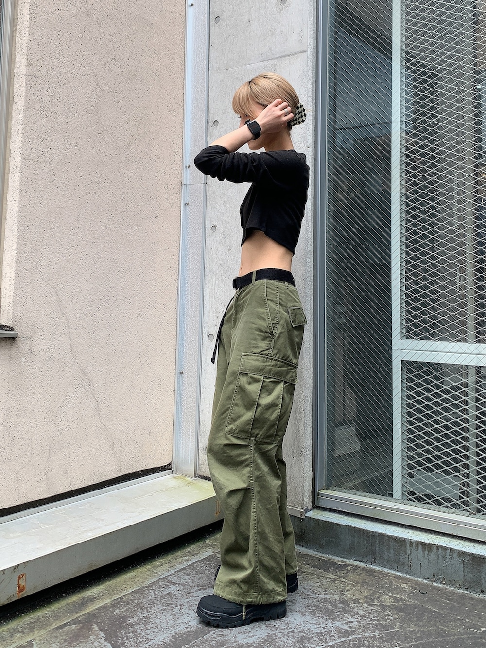 グリーン系のカーゴパンツ、グレー系のパーカー、ブラック系のTシャツ/カットソーを着用したレディースの秋コーディネートの5枚目の写真