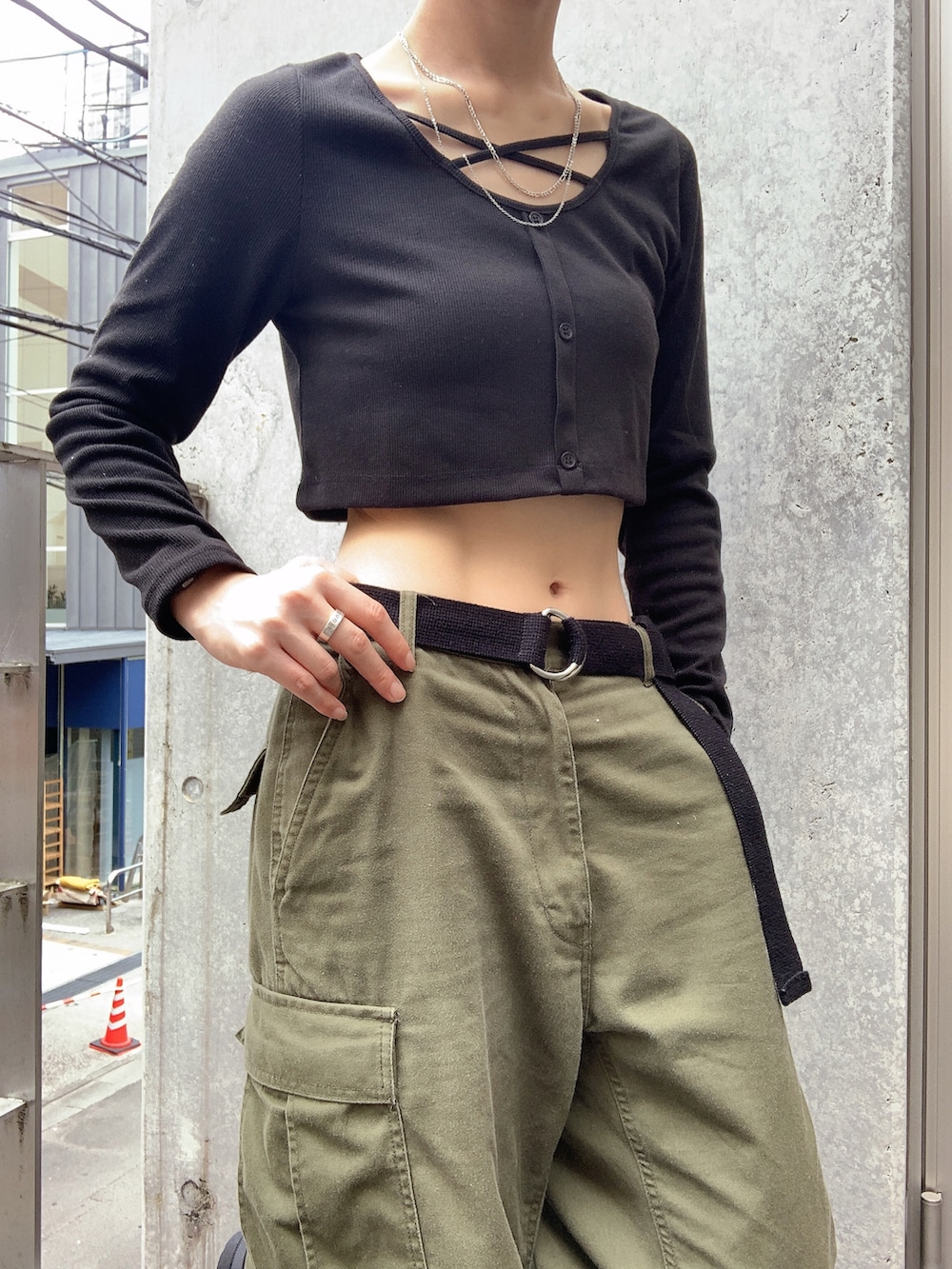 グリーン系のカーゴパンツ、グレー系のパーカー、ブラック系のTシャツ/カットソーを着用したレディースの秋コーディネートの3枚目の写真