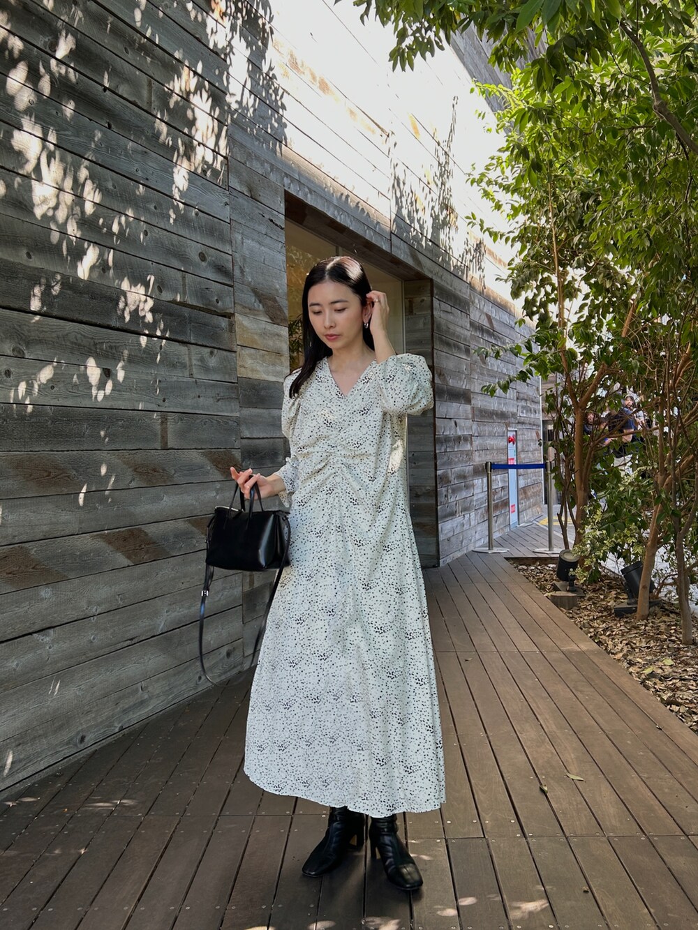 「ワンピース、秋コーデ、ノスタルジア、きれいめカジュアル、きれいめコーディネート、オトナ女子、オトナカジュアル、プチプラコーデ、デートコーデ、お出かけコーデ、骨格ウェーブ、低身長、157cmコーデ」｜「&. NOSTALGIAのダルメシアンフロントギャザーワンピース（ワンピース、ホワイト系）」を使った、YUKAさん（骨格ウェーブ・レディース・157cm）の秋コーディネートの5枚目の写真