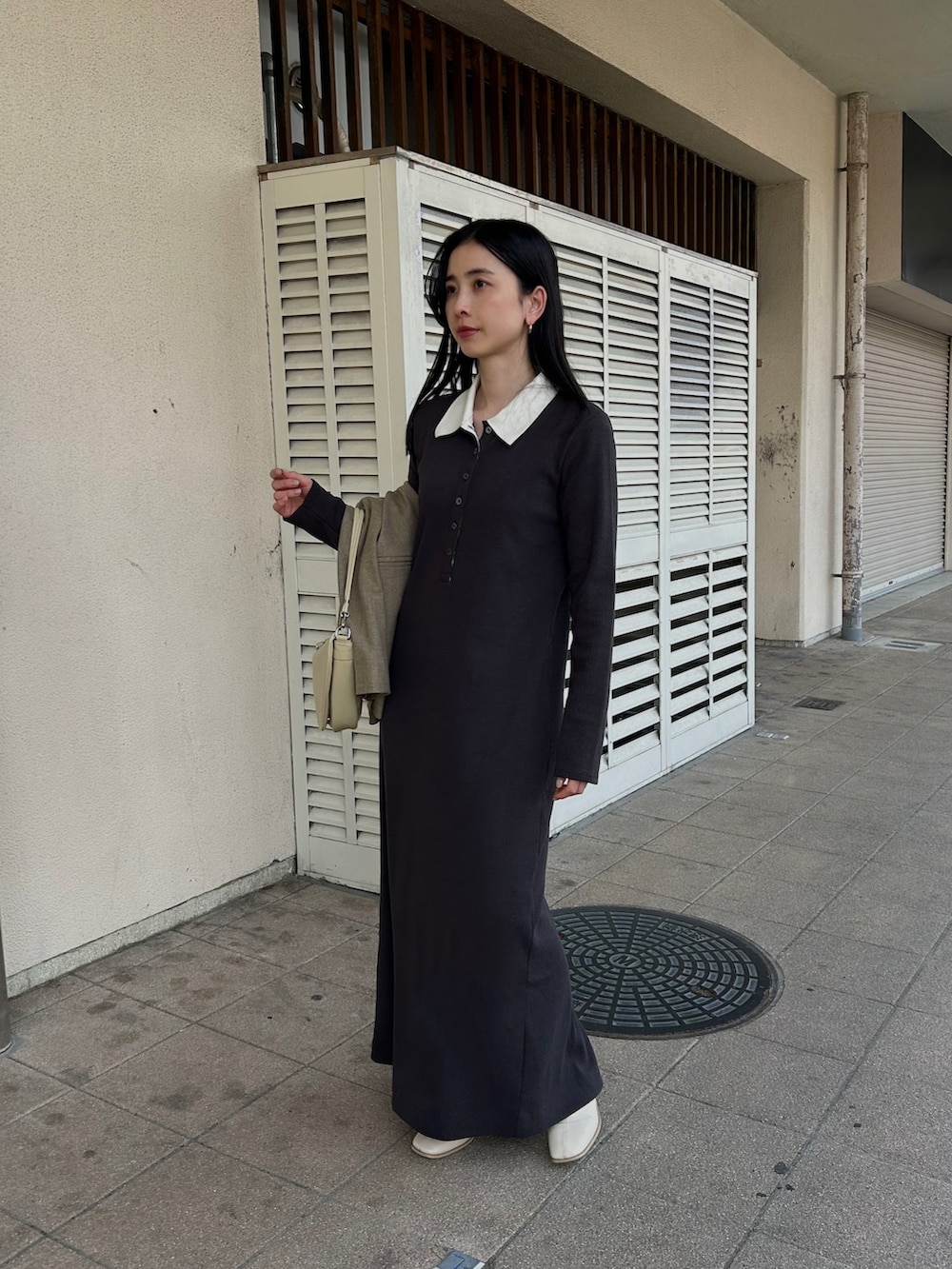 「春めき満開コーデ、ADAM ET ROPÉ、アダムエロペ(ADAM ET ROPE')、キレイめコーデ、ジャケットコーデ、低身長女子、willfully、着回しコーデ、コラージュ　ガリャルダガランテ(COLLAGE GALLARDAGALANTE)、ワンピースコーデ、春カラー」｜「ADAM ET ROPE'の【WEB限定】ポロシャツワンピース（ワンピース、グレー系）」を使った、YUKAさん（骨格ウェーブ・レディース・157cm）の春コーディネートの3枚目の写真