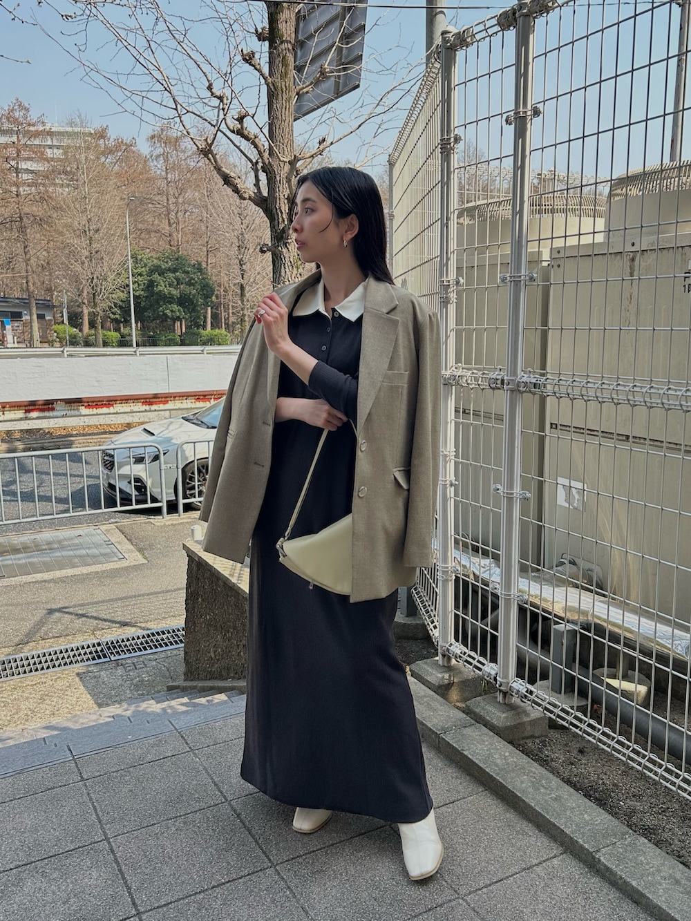 「春めき満開コーデ、ADAM ET ROPÉ、アダムエロペ(ADAM ET ROPE')、キレイめコーデ、ジャケットコーデ、低身長女子、willfully、着回しコーデ、コラージュ　ガリャルダガランテ(COLLAGE GALLARDAGALANTE)、ワンピースコーデ、春カラー」｜「ADAM ET ROPE'の【WEB限定】ポロシャツワンピース（ワンピース、グレー系）」を使った、YUKAさん（骨格ウェーブ・レディース・157cm）の春コーディネートの2枚目の写真