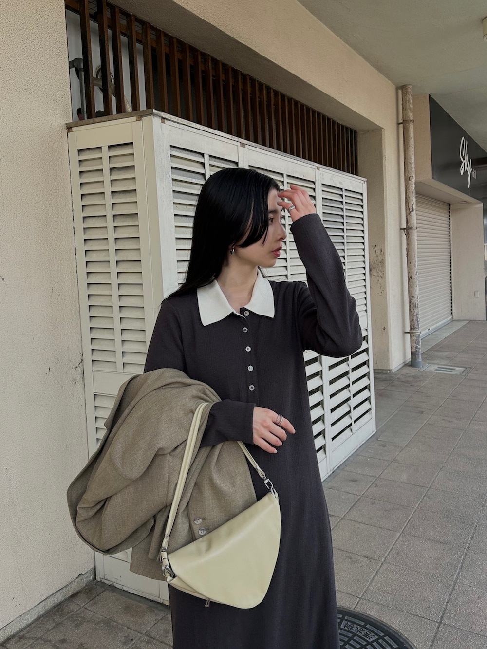 「春めき満開コーデ、ADAM ET ROPÉ、アダムエロペ(ADAM ET ROPE')、キレイめコーデ、ジャケットコーデ、低身長女子、willfully、着回しコーデ、コラージュ　ガリャルダガランテ(COLLAGE GALLARDAGALANTE)、ワンピースコーデ、春カラー」｜「ADAM ET ROPE'の【WEB限定】ポロシャツワンピース（ワンピース、グレー系）」を使った、YUKAさん（骨格ウェーブ・レディース・157cm）の春コーディネートの4枚目の写真