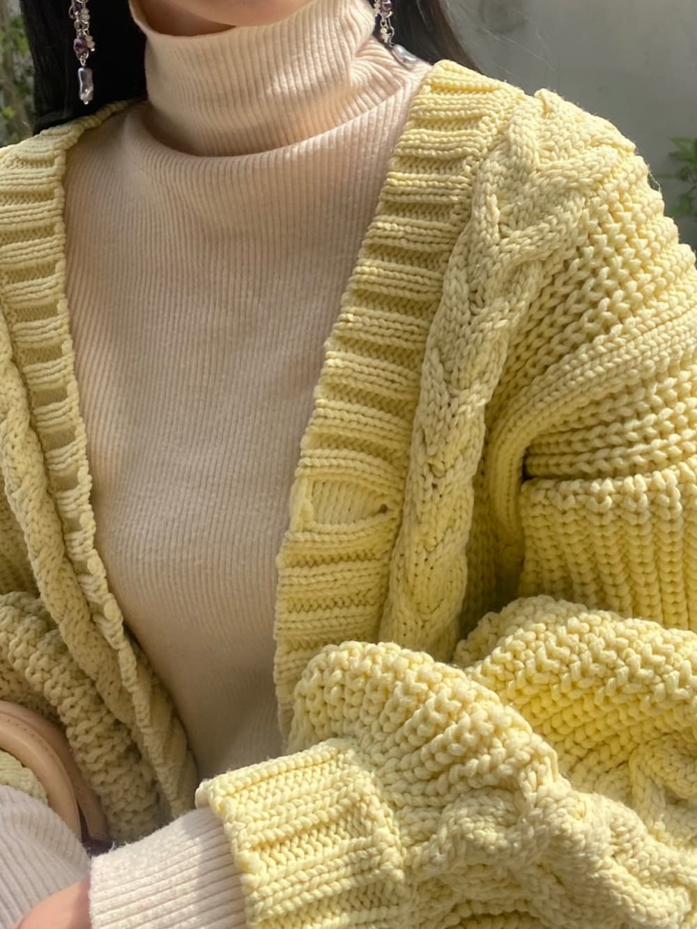 「休日コーデ、フレアパンツ、スラックスパンツ、アダムエロペ(ADAM ET ROPE')、Adam et Rope'、アプレジュールミニョン、タートルネックニット、タートルニット、大人カジュアル、きれいめカジュアル、骨格ウェーブ、プチプラミックス、157cm、低身長、プチプラファッション」｜「ADAM ET ROPE'のライトケーブルボリュームカーディガン（カーディガン/ボレロ、イエロー系）」を使った、YUKAさん（骨格ウェーブ・レディース・157cm）の冬コーディネートの2枚目の写真