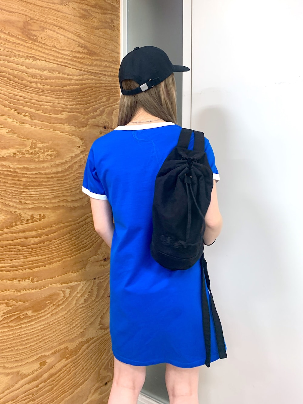 「x-girl、x-girl_ootd、エックスガール、ワンピース、ストリートコーデ、夏コーデ、夏、Tワンピース、カラーコーデ、キャップ」｜「X-girlのEMBLEM 6PANEL CAP（キャップ、ブラック系）」を使った、古内 麻衣さん（レディース・157cm）の春コーディネートの2枚目の写真