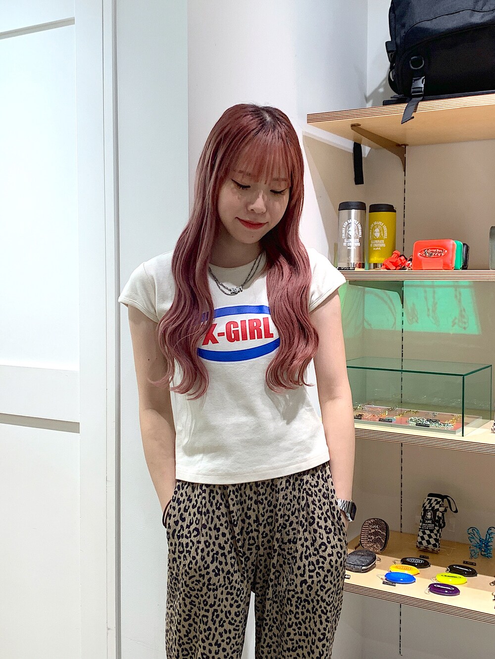 「x-girl、X-girl、x-girl_ootd、X-girl _ootd、秋コーデ、ジャケット、カットソー、レオパード、イージーパンツ」｜「X-girlのOVAL LOGO S/S BABY TEE（Tシャツ/カットソー、ホワイト系）」を使った、古内 麻衣さん（レディース・157cm）の秋コーディネートの4枚目の写真