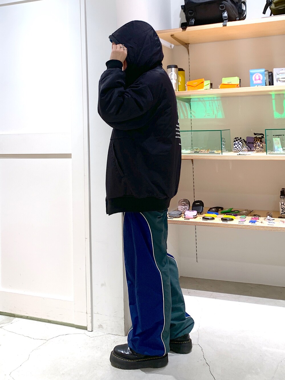 「x-girl、X-girl _ootd、x-girl_ootd、冬コーデ、ジャケット、リバーシブルジャケット、定番アイテム、クロップドトップス、パンツスタイル、カジュアルコーデ」｜「X-girlのCONTRAST PIPING PANTS（その他パンツ、グリーン系）」を使った、古内 麻衣さん（レディース・157cm）の秋コーディネートの2枚目の写真
