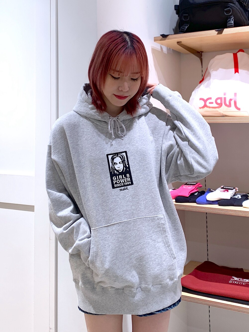 「x-girl、X-girl、x-girl_ootd、X-girl _ootd、冬コーデ、MA-1、スウェットフーディー、パーカー、セットアップ、デニムスカート、ロングブーツ、ハンドバッグ」｜「X-girlのHANDBAG（ハンドバッグ、ブラック系）」を使った、古内 麻衣さん（レディース・157cm）の冬コーディネートの4枚目の写真