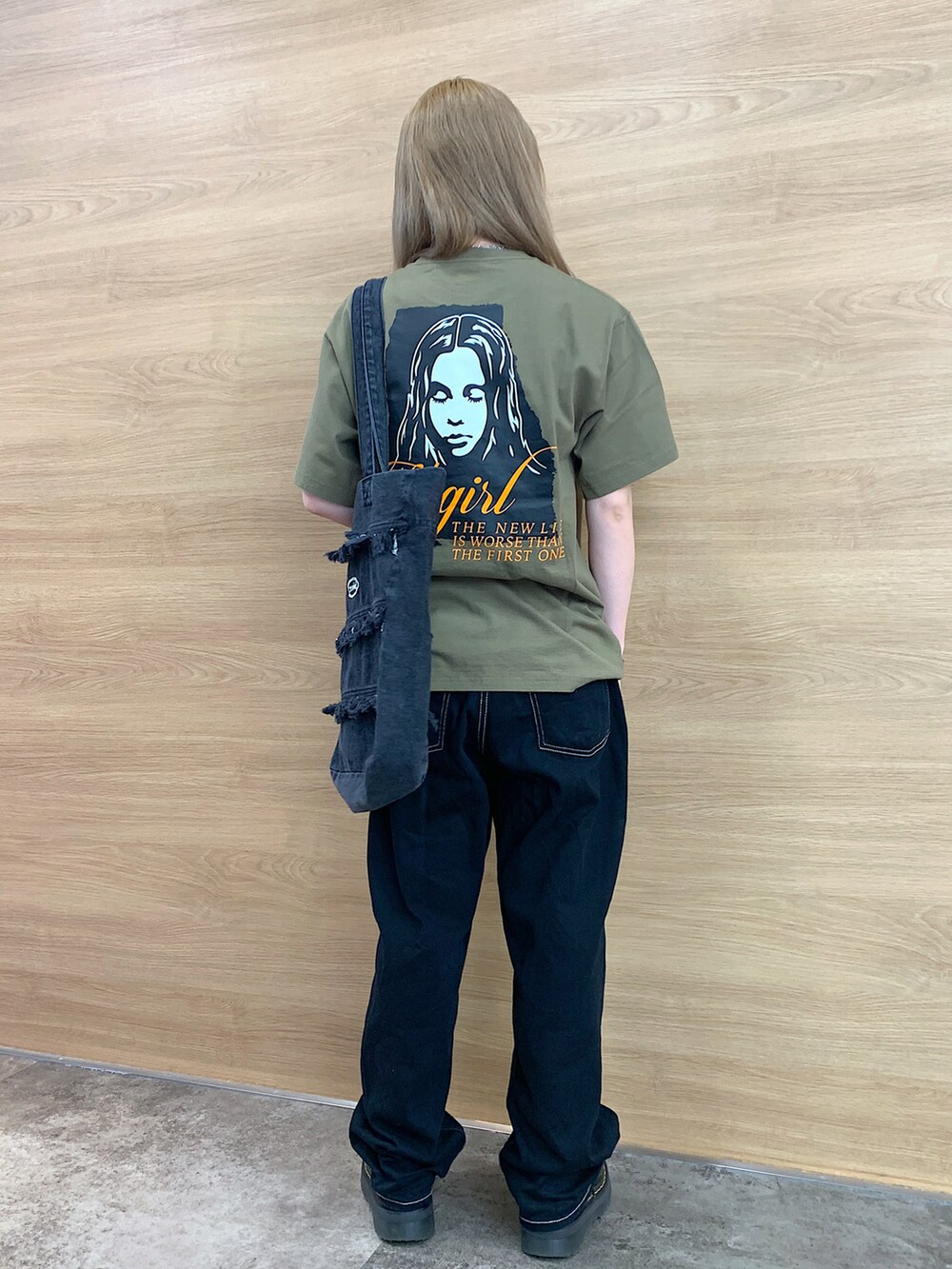 「エックスガール、x-girl、x-girl_ootd、夏、夏コーデ、ストリート、カジュアルコーデ、ワイドテーパードパンツ」｜「X-girlのRIPPED FACE LOGO S/S TEE（Tシャツ/カットソー、グリーン系）」を使った、古内 麻衣さん（レディース・157cm）の春コーディネートの3枚目の写真