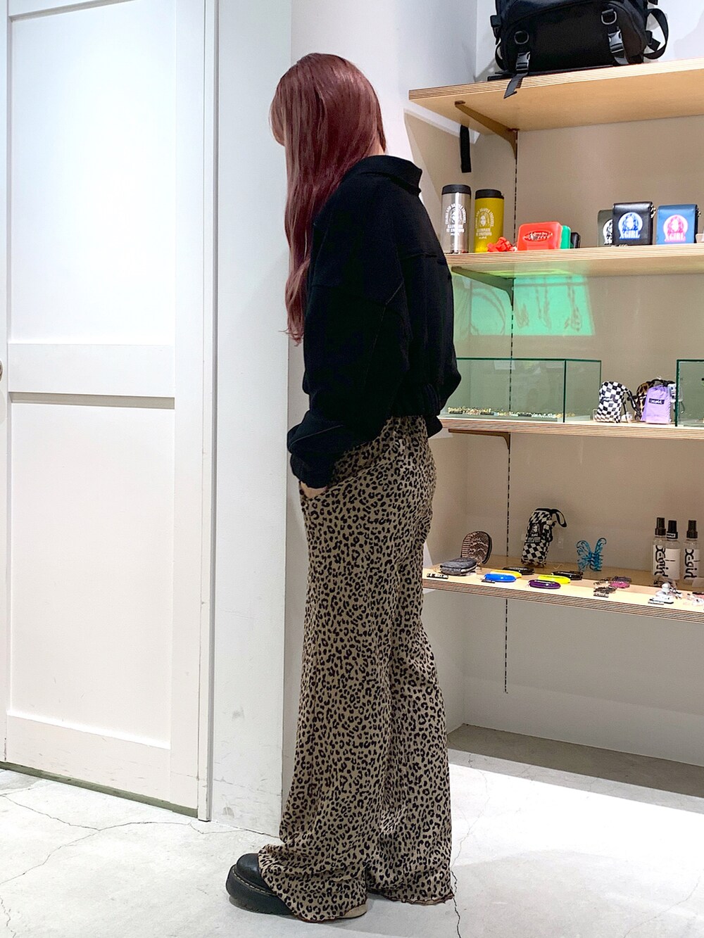 「x-girl、X-girl、x-girl_ootd、X-girl _ootd、秋コーデ、ジャケット、カットソー、レオパード、イージーパンツ」｜「X-girlのOVAL LOGO S/S BABY TEE（Tシャツ/カットソー、ホワイト系）」を使った、古内 麻衣さん（レディース・157cm）の秋コーディネートの2枚目の写真