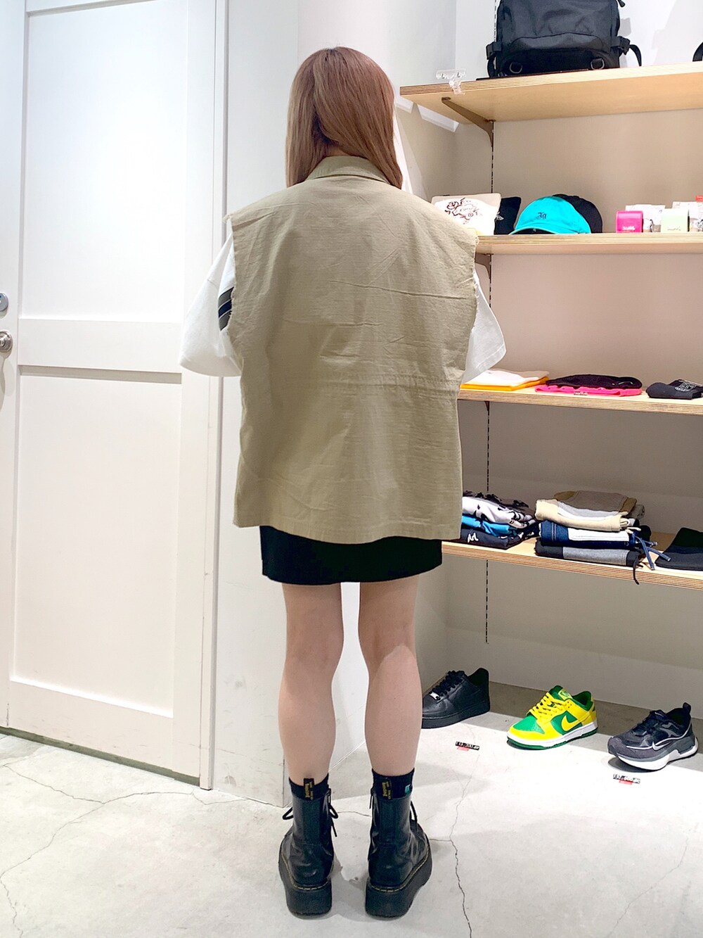 「エックスガール、x-girl、x-girl_ootd、X-girl _ootd、シャツベスト、ベスト、セットアップ、スカート、ストリートコーデ、夏コーデ」｜「X-girlのMILITARY SLEEVELESS SHIRT（ベスト、ベージュ系）」を使った、古内 麻衣さん（レディース・157cm）の夏コーディネートの3枚目の写真