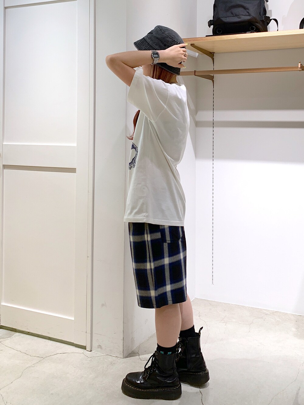 ホワイト系のTシャツ/カットソー、ブルー系のその他パンツ、ブラック系のハットを着用したレディースの夏コーディネートの2枚目の写真