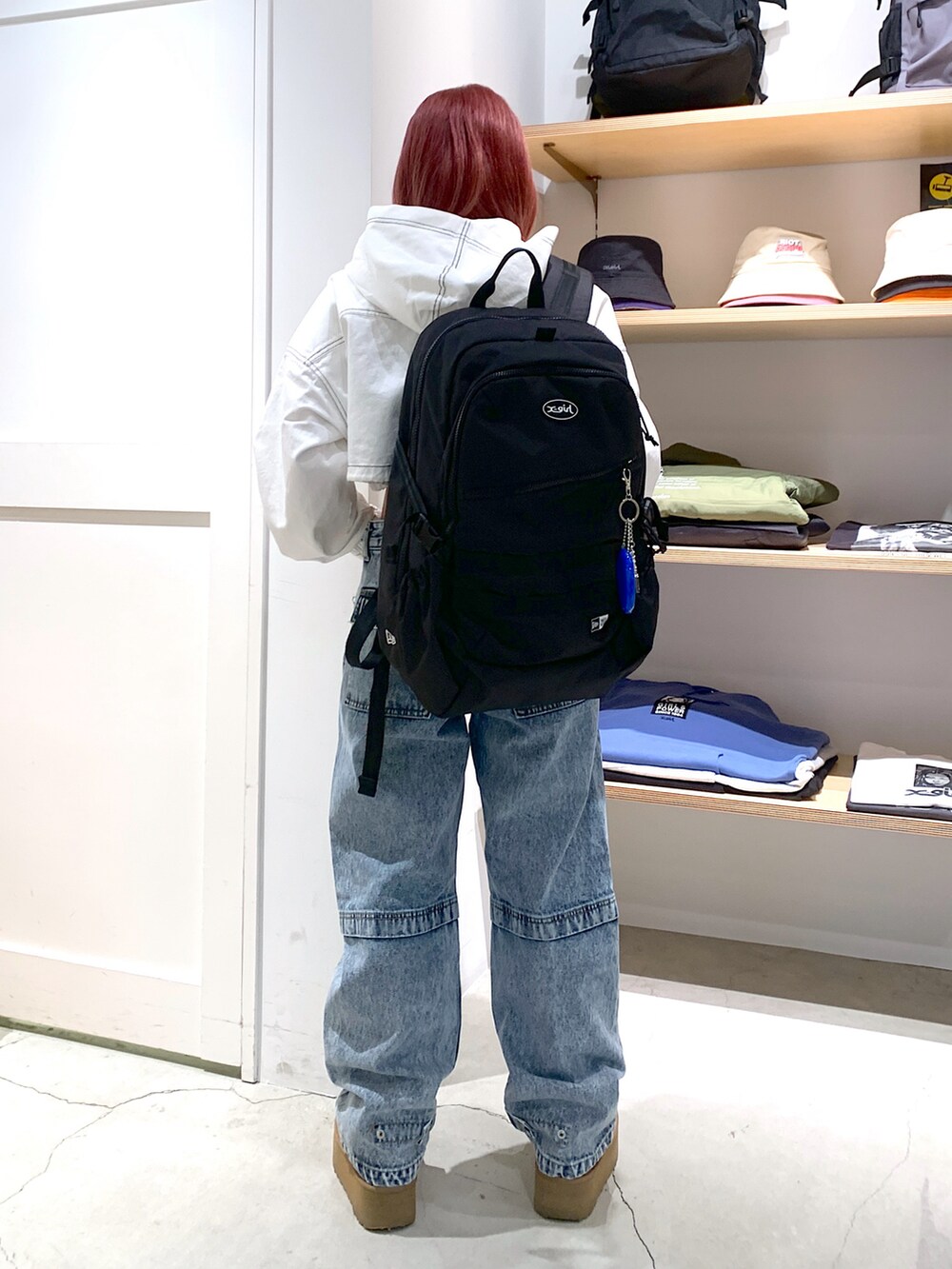 「エックスガール、x-girl、x-girl_ootd、X-girl _ootd、シャツ、パーカー、デニムパンツ、バックパック、コラボアイテム、春コーデ」｜「X-girlのCROPPED HOODED SHIRT（ブルゾン、ホワイト系）」を使った、古内 麻衣さん（レディース・157cm）の春コーディネートの3枚目の写真