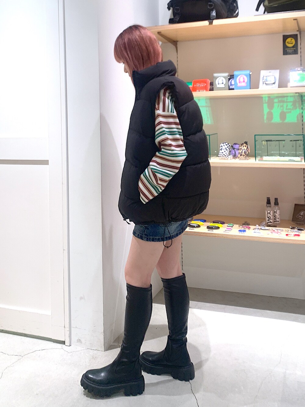 「x-girl、x-girl_ootd、X-girl _ootd、ダウンジャケット、タートルネック、ニット、デニムスカート、ロングブーツ、秋コーデ」｜「X-girlのSTRIPED HIGH NECK KNIT TOP（ニット/セーター、ホワイト系）」を使った、古内 麻衣さん（レディース・157cm）の秋コーディネートの2枚目の写真