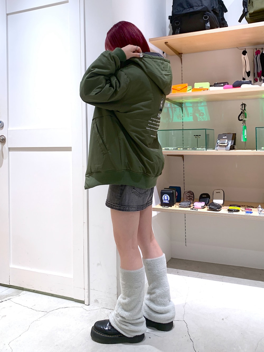 「x-girl、x-girl_ootd、X-girl _ootd、ジャケット、リバーシブルジャケット、人気アイテム、トップス、カットソー、コラボアイテム、デニムスカート、レッグウォーマー」｜「X-girlのX-girl × VANNA L/S BABY TEE（Tシャツ/カットソー、ブラック系）」を使った、古内 麻衣さん（レディース・157cm）の冬コーディネートの2枚目の写真
