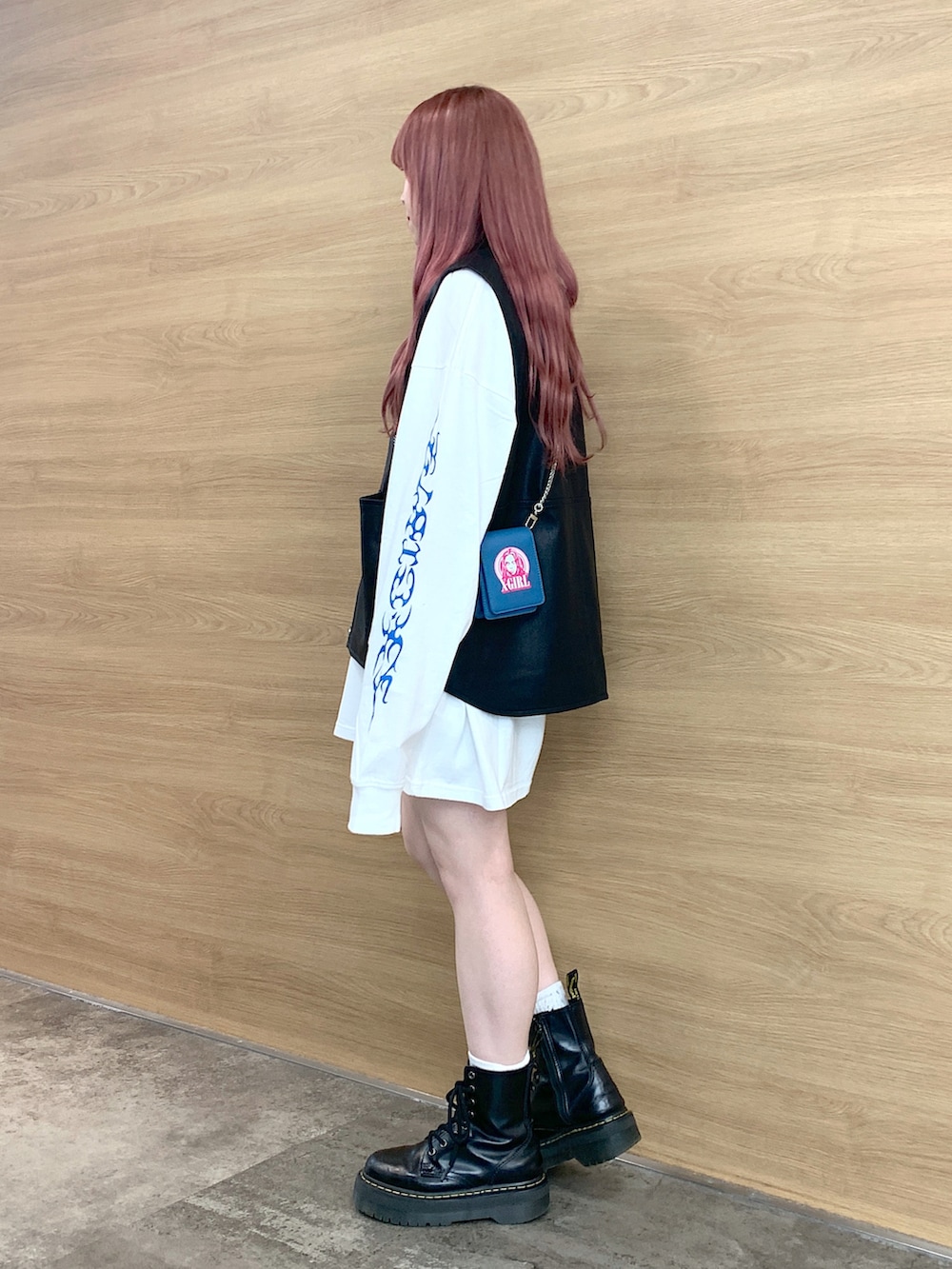「x-girl、X-girl、x-girl_ootd、X-girl _ootd、ベスト、ロンT、ドレス、Tドレス、ショートパンツ、ワンピース、秋コーデ」｜「X-girlのFAUX LEATHER VEST（ベスト、ブラック系）」を使った、古内 麻衣さん（レディース・157cm）の秋コーディネートの2枚目の写真
