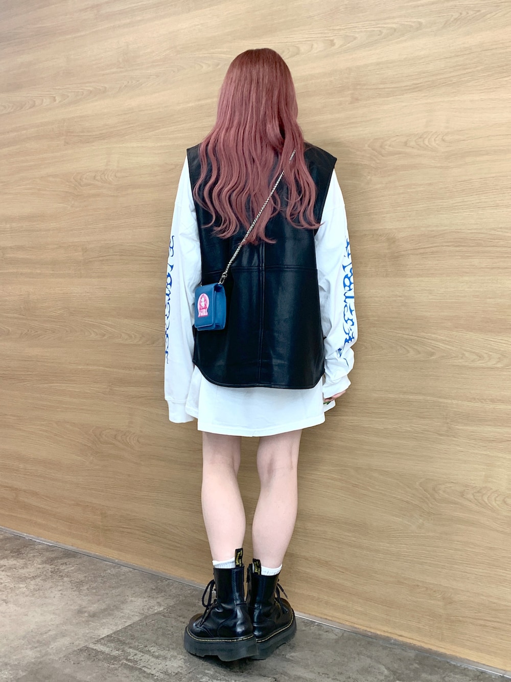「x-girl、X-girl、x-girl_ootd、X-girl _ootd、ベスト、ロンT、ドレス、Tドレス、ショートパンツ、ワンピース、秋コーデ」｜「X-girlのFAUX LEATHER VEST（ベスト、ブラック系）」を使った、古内 麻衣さん（レディース・157cm）の秋コーディネートの3枚目の写真