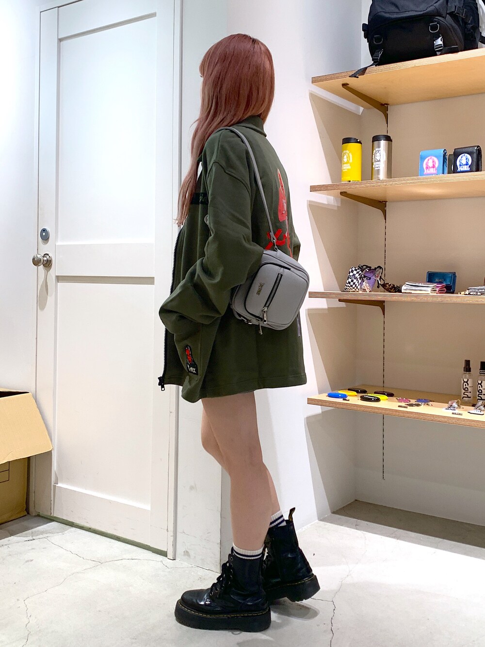 「エックスガール、x-girl、X-girl _ootd、x-girl_ootd、スウェットジャケット、コラボアイテム、夏コーデ、秋コーデ、デニムスカート、スカート、タンクトップ」｜「X-girlのX-girl × T-REX SWEAT JACKET（ブルゾン、グリーン系）」を使った、古内 麻衣さん（レディース・157cm）の夏コーディネートの2枚目の写真