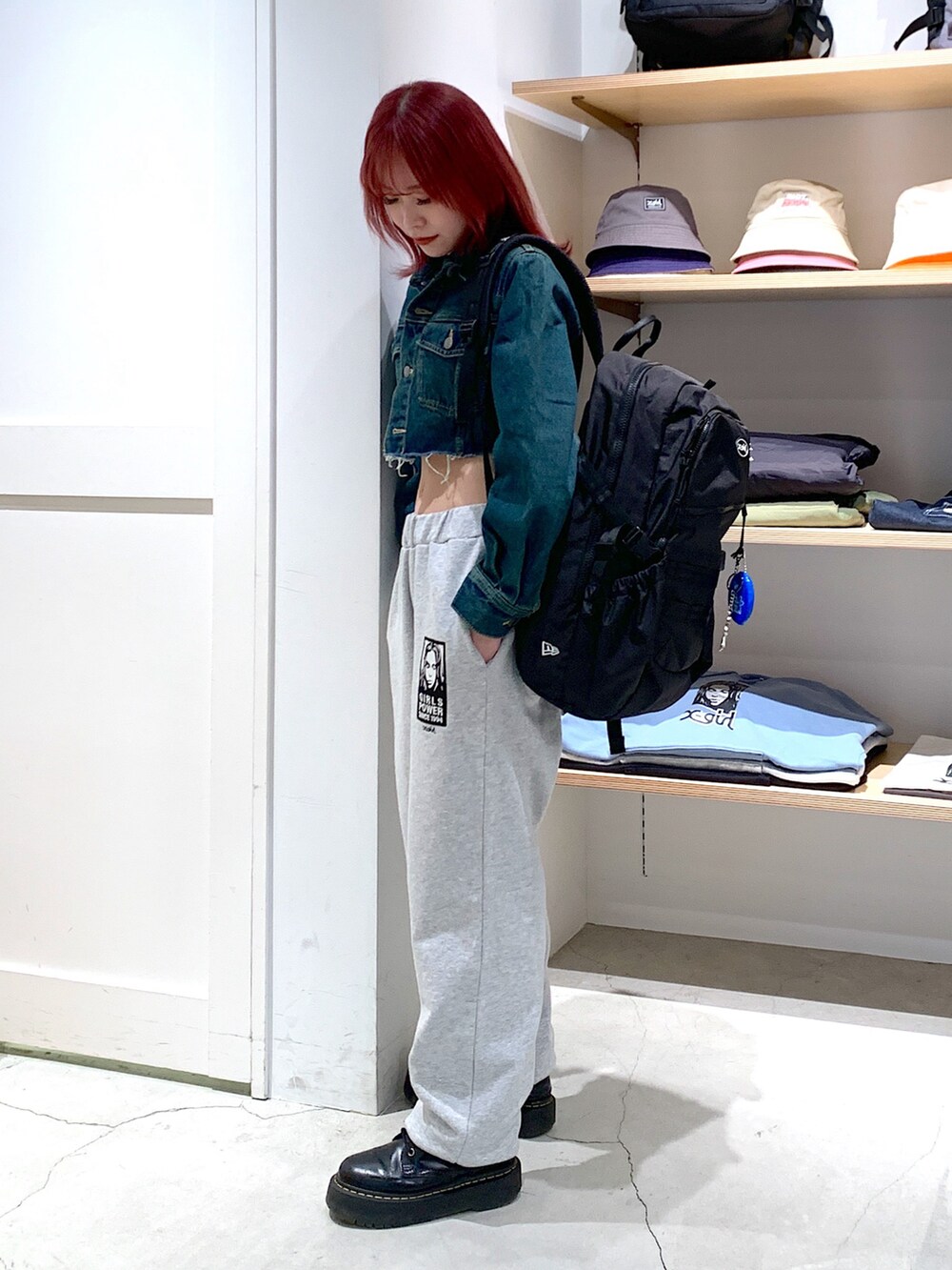 「x-girl、X-girl _ootd、x-girl_ootd、デニムジャケット、スウェットパンツ、セットアップ、バックパック、コラボアイテム、春コーデ」｜「X-girlのOVERDYED DENIM JACKET（デニムジャケット、ブルー系）」を使った、古内 麻衣さん（レディース・157cm）の冬コーディネートの2枚目の写真