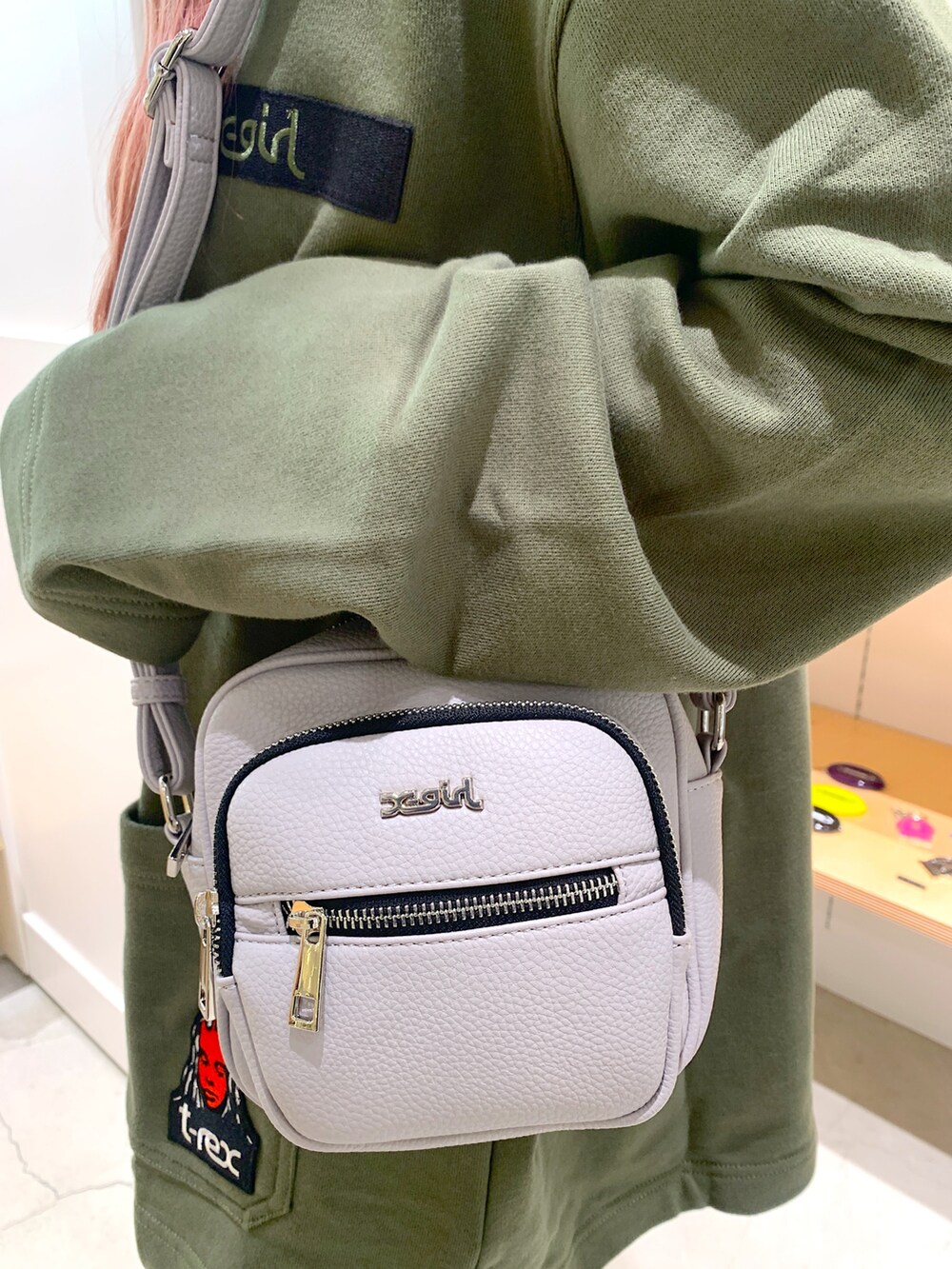 「エックスガール、x-girl、X-girl _ootd、x-girl_ootd、スウェットジャケット、コラボアイテム、夏コーデ、秋コーデ、デニムスカート、スカート、タンクトップ」｜「X-girlのX-girl × T-REX SWEAT JACKET（ブルゾン、グリーン系）」を使った、古内 麻衣さん（レディース・157cm）の夏コーディネートの4枚目の写真
