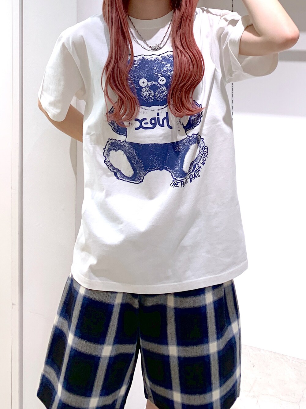 ホワイト系のTシャツ/カットソー、ブルー系のその他パンツ、ブラック系のハットを着用したレディースの夏コーディネートの4枚目の写真