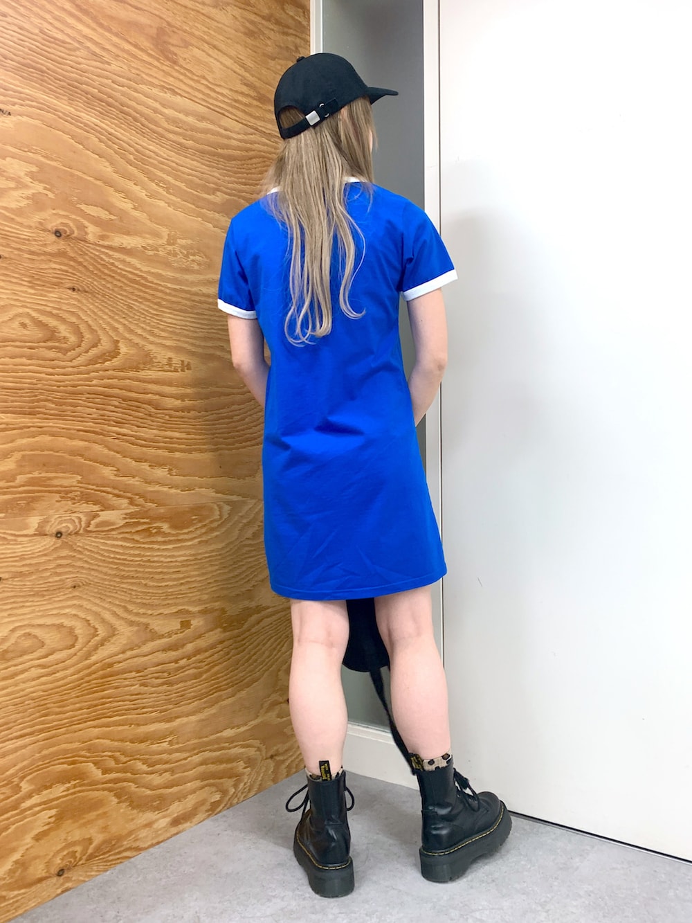 「x-girl、x-girl_ootd、エックスガール、ワンピース、ストリートコーデ、夏コーデ、夏、Tワンピース、カラーコーデ、キャップ」｜「X-girlのEMBLEM 6PANEL CAP（キャップ、ブラック系）」を使った、古内 麻衣さん（レディース・157cm）の春コーディネートの4枚目の写真