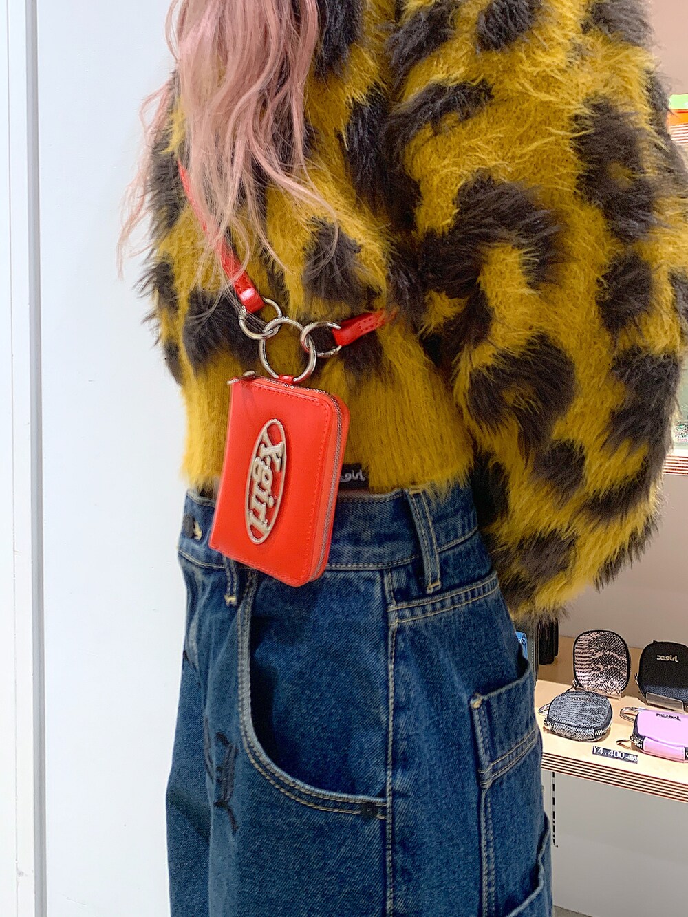 「x-girl、x-girl_ootd、X-girl _ootd、秋コーデ、ニット、パンツスタイル、デニムパンツ、バギーパンツ、人気アイテム」｜「X-girlのOVAL LOGO COIN & CARD CASE（コインケース、レッド系）」を使った、古内 麻衣さん（レディース・157cm）の秋コーディネートの4枚目の写真