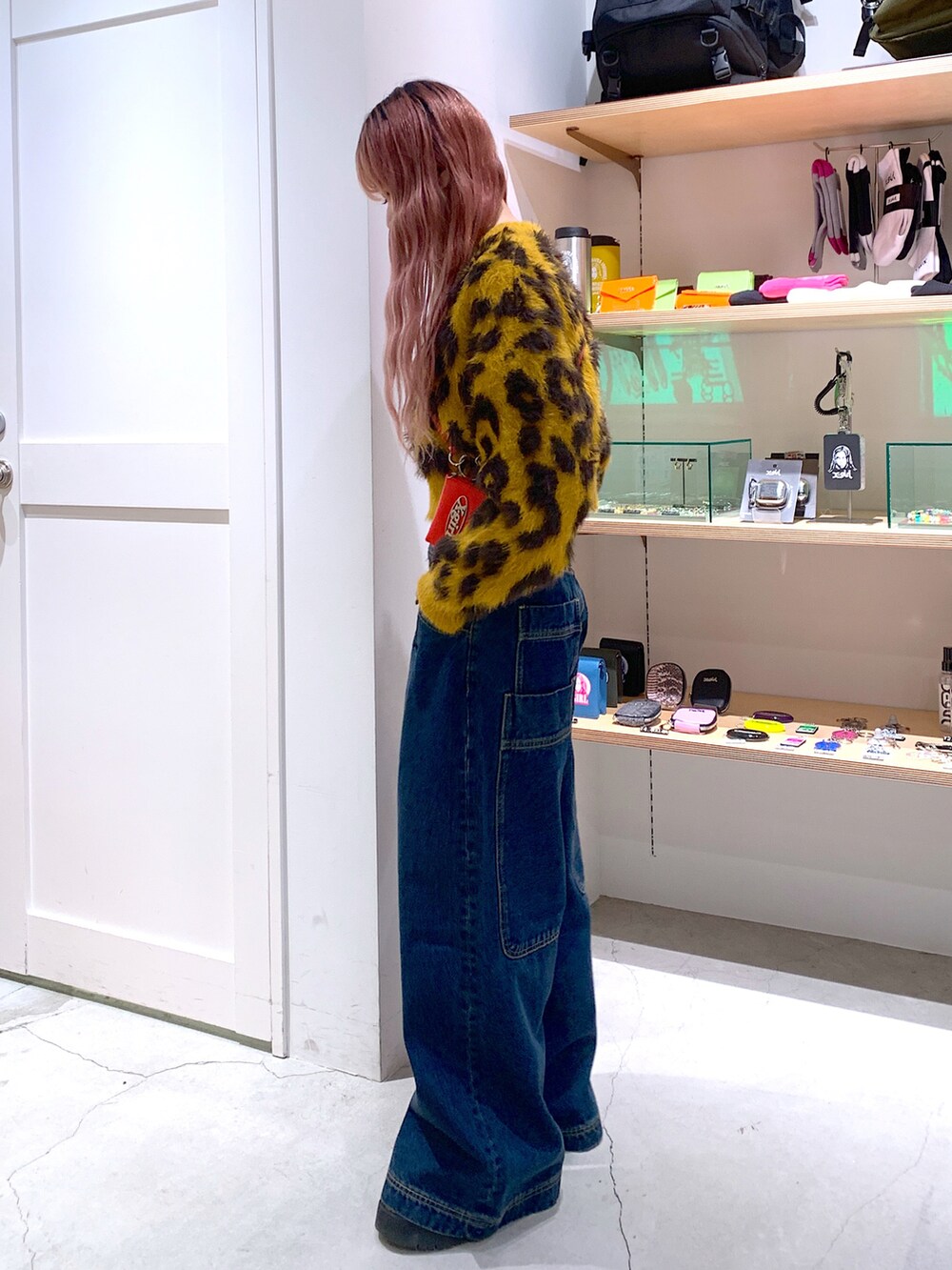 「x-girl、x-girl_ootd、X-girl _ootd、秋コーデ、ニット、パンツスタイル、デニムパンツ、バギーパンツ、人気アイテム」｜「X-girlのOVAL LOGO COIN & CARD CASE（コインケース、レッド系）」を使った、古内 麻衣さん（レディース・157cm）の秋コーディネートの2枚目の写真