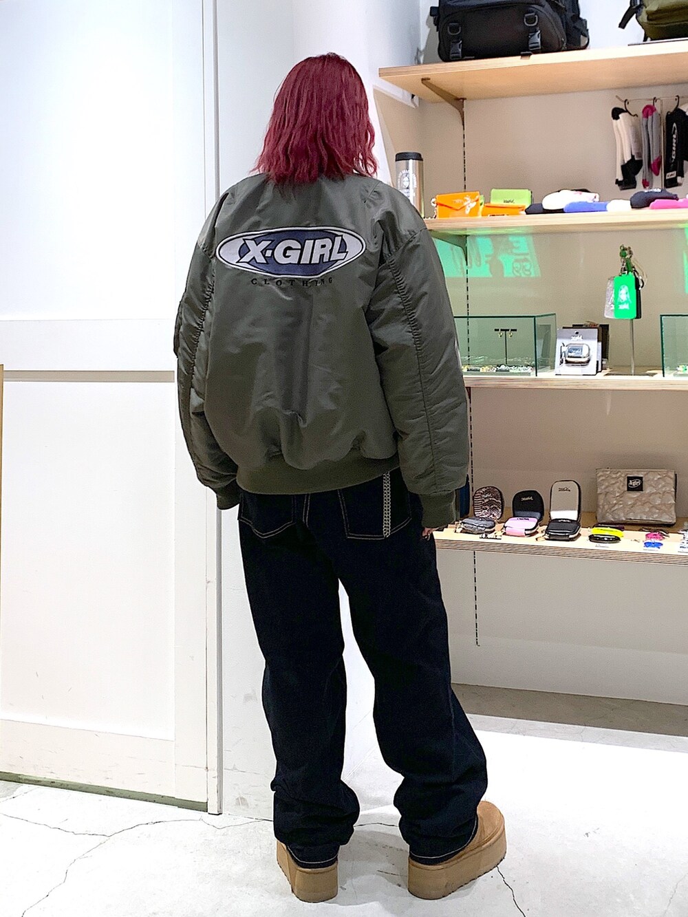 「x-girl、x-girl_ootd、X-girl _ootd、冬コーデ、ストリートコーデ、MA-1、リバーシブルジャケット、タンクトップ、テーパードパンツ、定番パンツ」｜「X-girlのMA-1 JACKET（MA-1、グリーン系）」を使った、古内 麻衣さん（レディース・157cm）の冬コーディネートの3枚目の写真