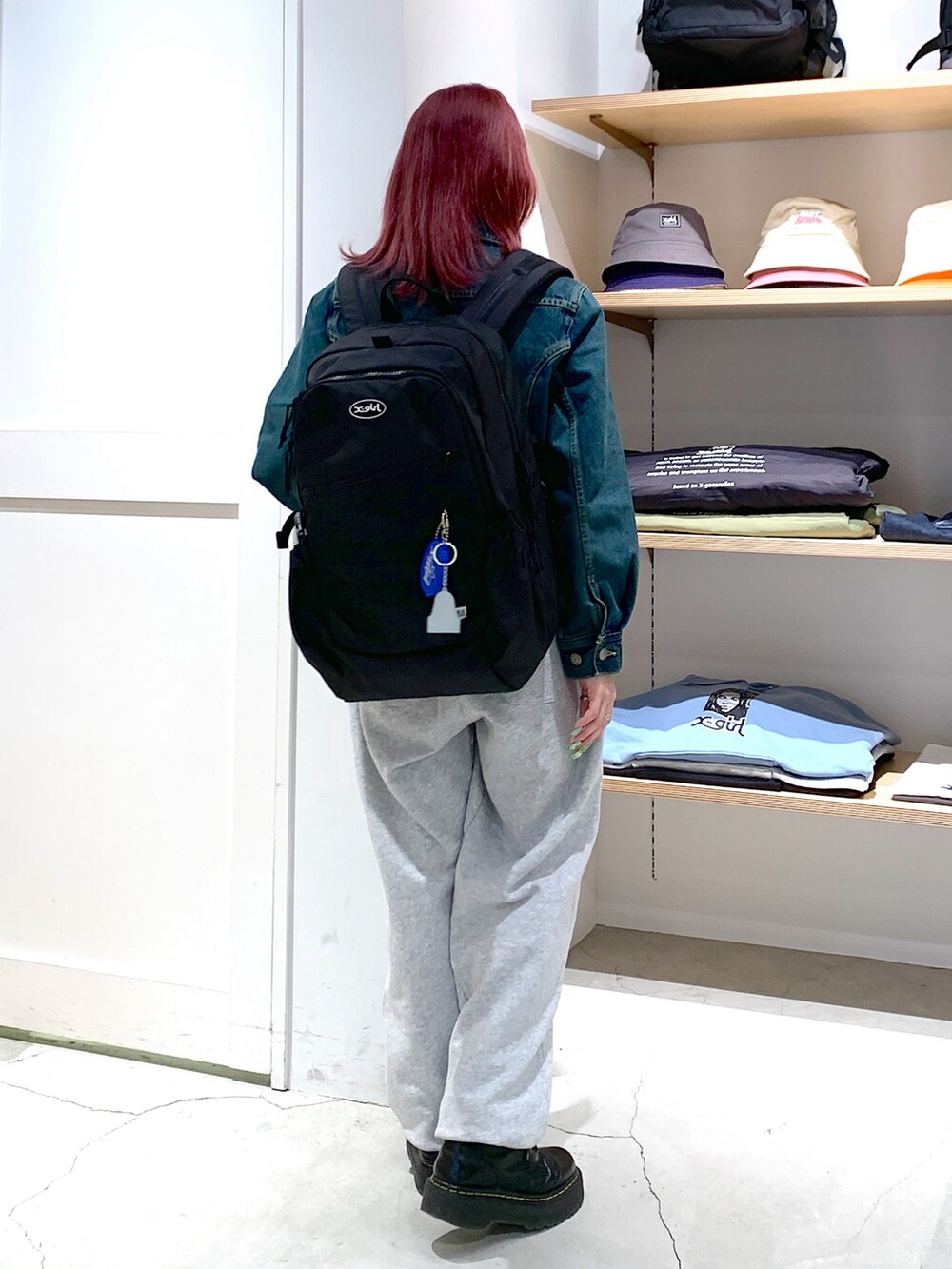 「x-girl、X-girl _ootd、x-girl_ootd、デニムジャケット、スウェットパンツ、セットアップ、バックパック、コラボアイテム、春コーデ」｜「X-girlのOVERDYED DENIM JACKET（デニムジャケット、ブルー系）」を使った、古内 麻衣さん（レディース・157cm）の冬コーディネートの3枚目の写真