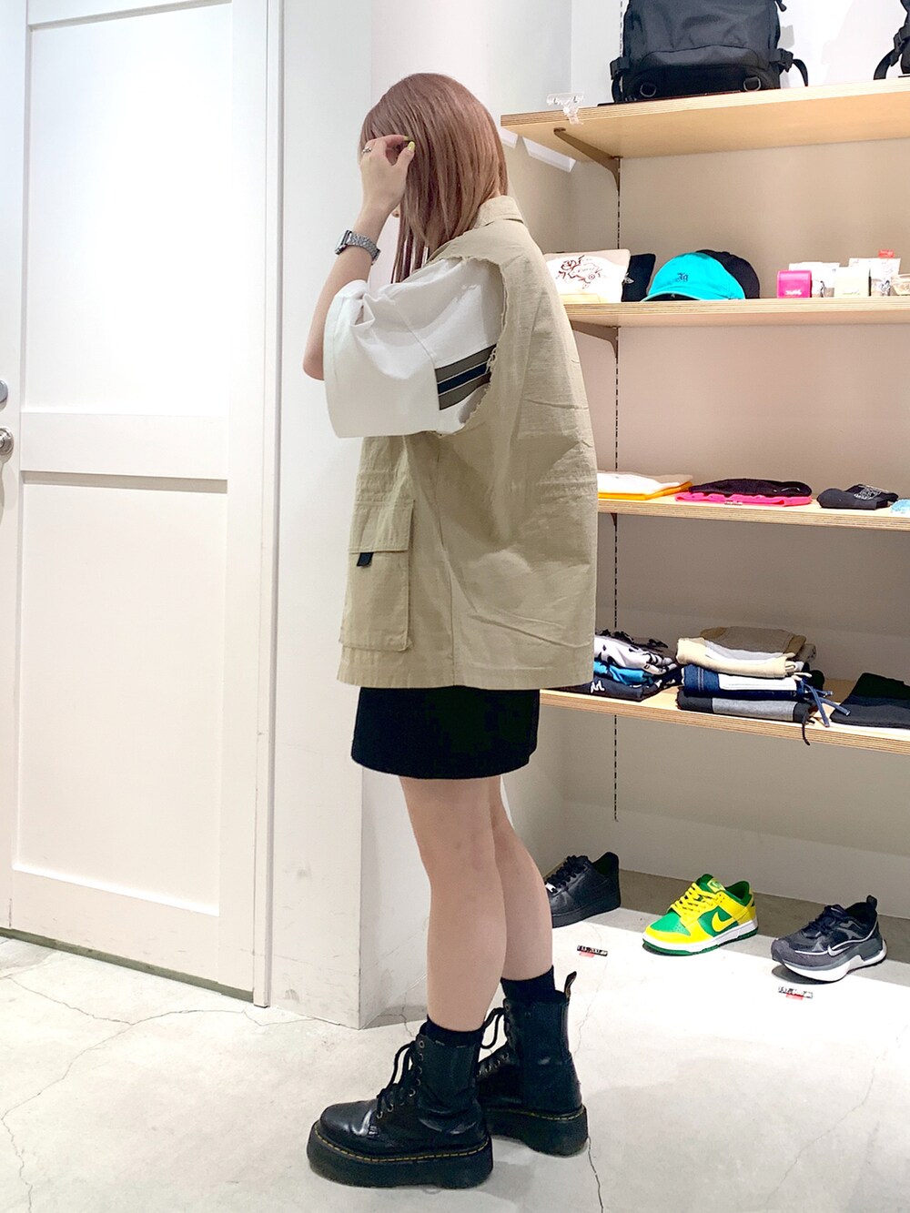 「エックスガール、x-girl、x-girl_ootd、X-girl _ootd、シャツベスト、ベスト、セットアップ、スカート、ストリートコーデ、夏コーデ」｜「X-girlのMILITARY SLEEVELESS SHIRT（ベスト、ベージュ系）」を使った、古内 麻衣さん（レディース・157cm）の夏コーディネートの2枚目の写真
