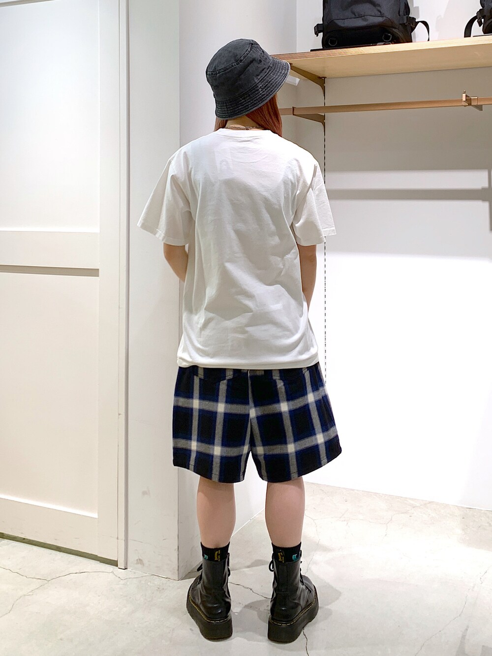 ホワイト系のTシャツ/カットソー、ブルー系のその他パンツ、ブラック系のハットを着用したレディースの夏コーディネートの3枚目の写真