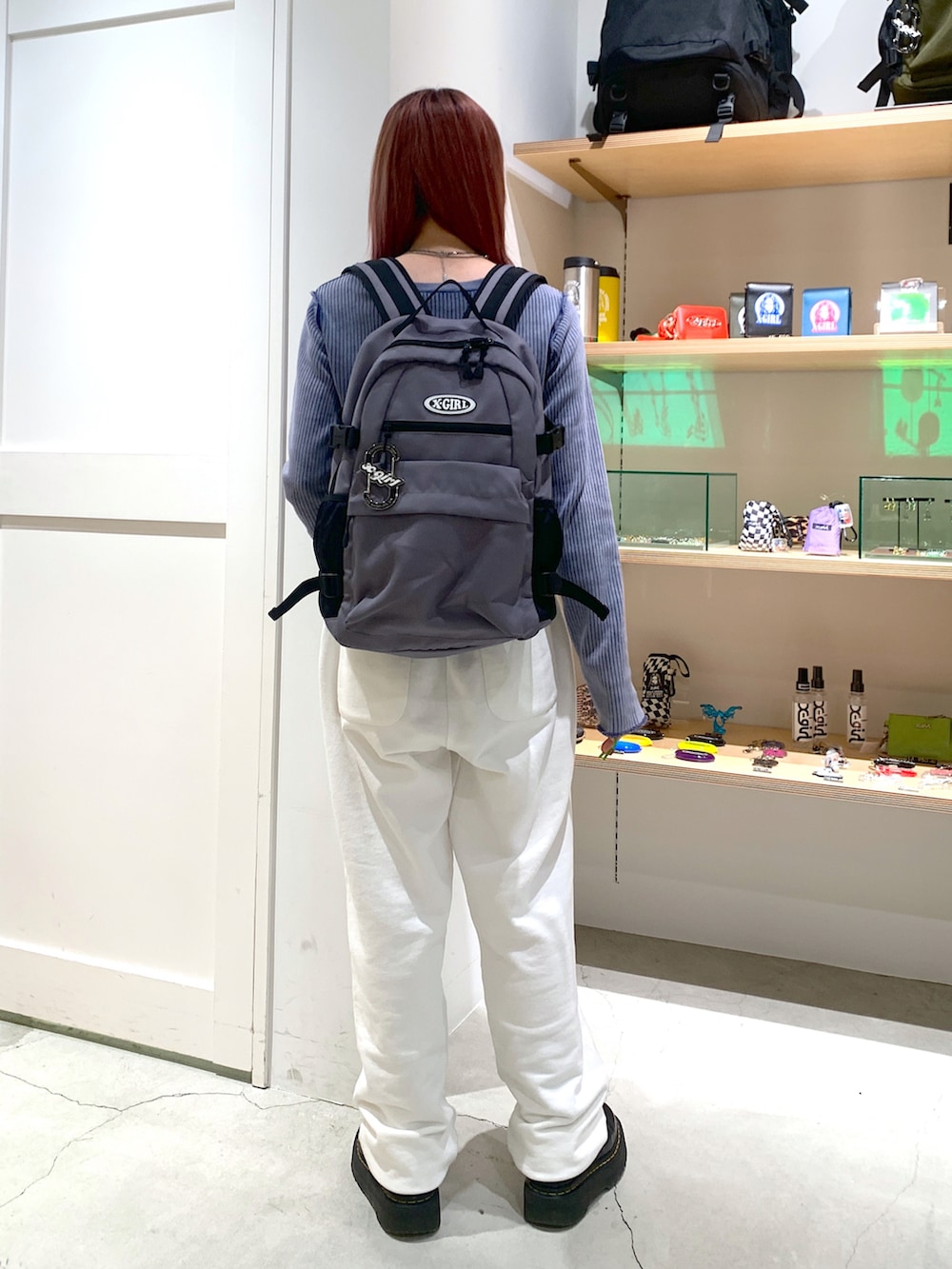 「x-girl、x-girl_ootd、X-girl _ootd、カジュアルコーデ、カットソー、ニット、ショート丈、スウェットパンツ、セットアップ、バックパック、リュック、カラビナ」｜「X-girlのWIDE RIB BABY TOP（Tシャツ/カットソー、ブルー系）」を使った、古内 麻衣さん（レディース・157cm）の秋コーディネートの3枚目の写真
