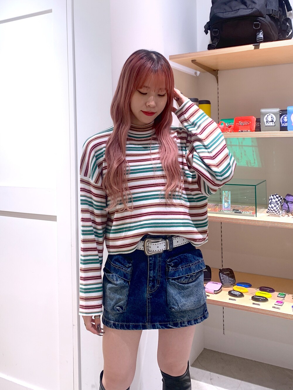 「x-girl、x-girl_ootd、X-girl _ootd、ダウンジャケット、タートルネック、ニット、デニムスカート、ロングブーツ、秋コーデ」｜「X-girlのSTRIPED HIGH NECK KNIT TOP（ニット/セーター、ホワイト系）」を使った、古内 麻衣さん（レディース・157cm）の秋コーディネートの4枚目の写真