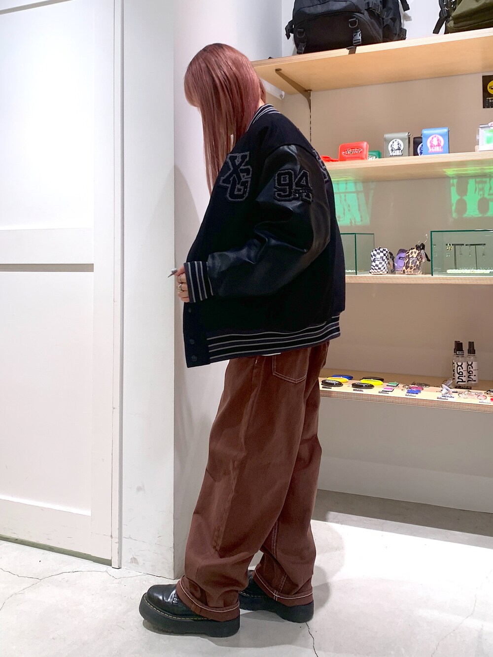 「x-girl、X-girl _ootd、x-girl_ootd、秋コーデ、冬コーデ、ジャケット、ニット、パンツスタイル、ワイドパンツ」｜「X-girlのCOLLEGE LOGO STADIUM JUMPER（スタジャン、ブラック系）」を使った、古内 麻衣さん（レディース・157cm）の秋コーディネートの2枚目の写真