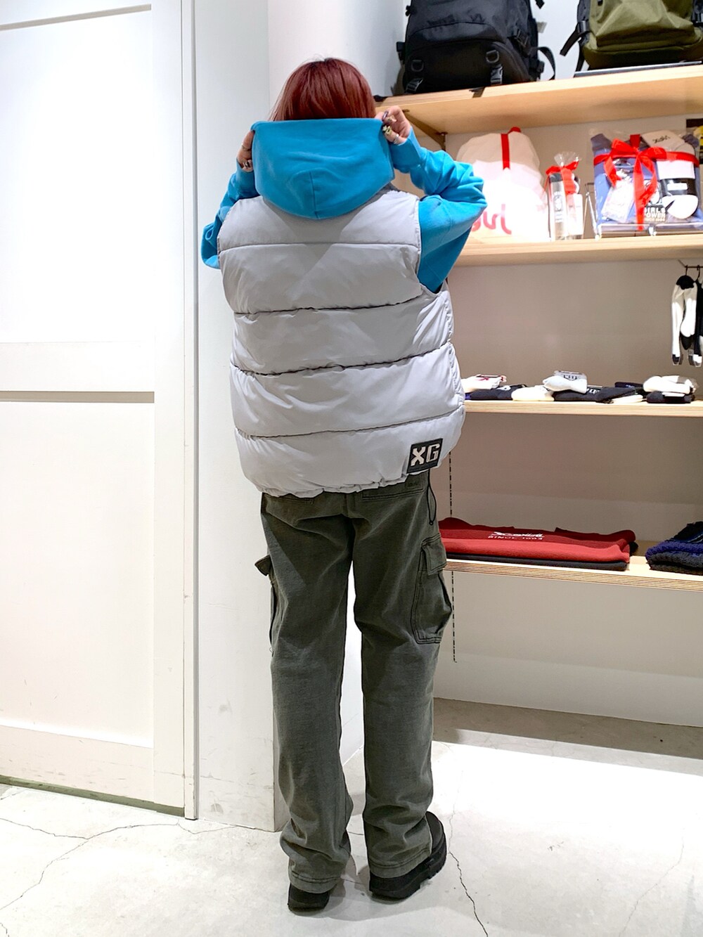 「x-girl、X-girl、X-girl _ootd、x-girl_ootd、秋コーデ、カラーアイテム、ダウンベスト、スウェットパンツ、カーゴパンツ」｜「X-girlのPADDED VEST（ダウンベスト、グレー系）」を使った、古内 麻衣さん（レディース・157cm）の冬コーディネートの3枚目の写真