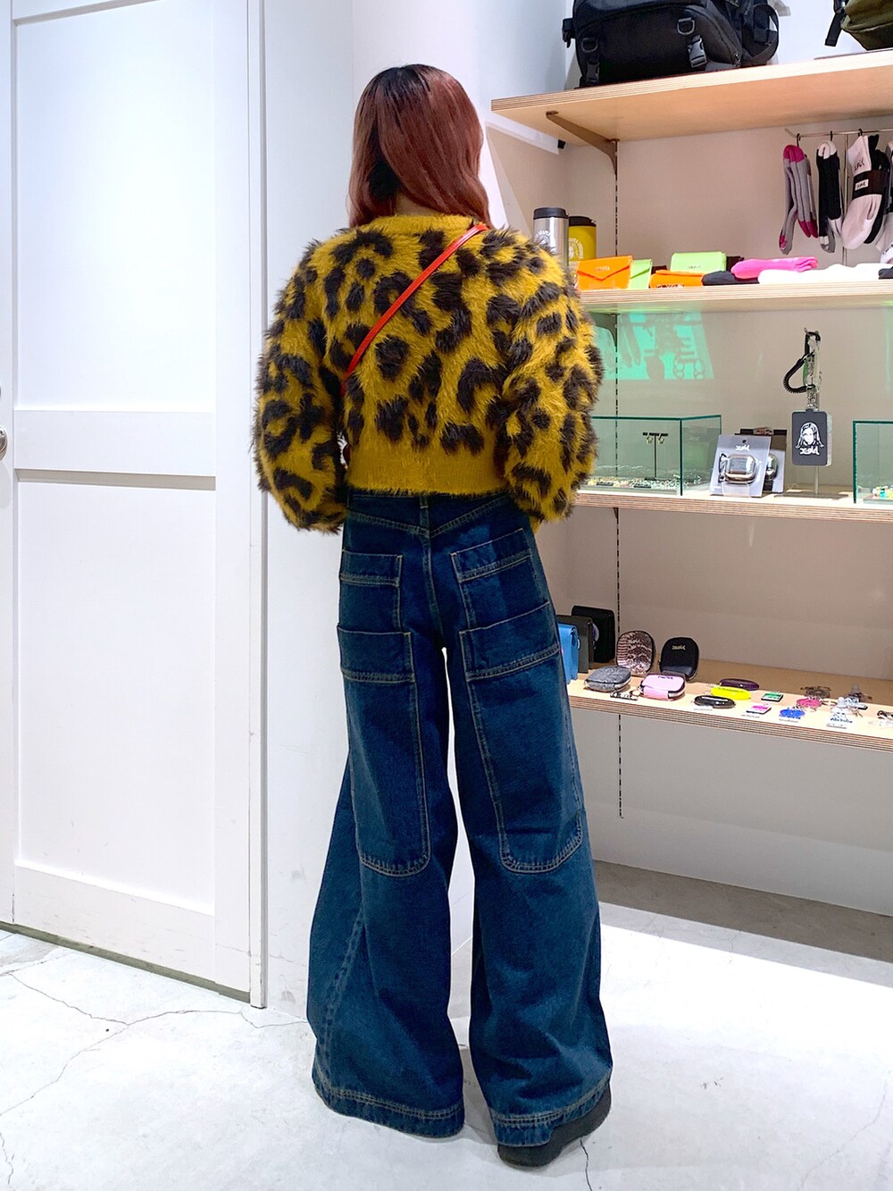 「x-girl、x-girl_ootd、X-girl _ootd、秋コーデ、ニット、パンツスタイル、デニムパンツ、バギーパンツ、人気アイテム」｜「X-girlのOVAL LOGO COIN & CARD CASE（コインケース、レッド系）」を使った、古内 麻衣さん（レディース・157cm）の秋コーディネートの3枚目の写真