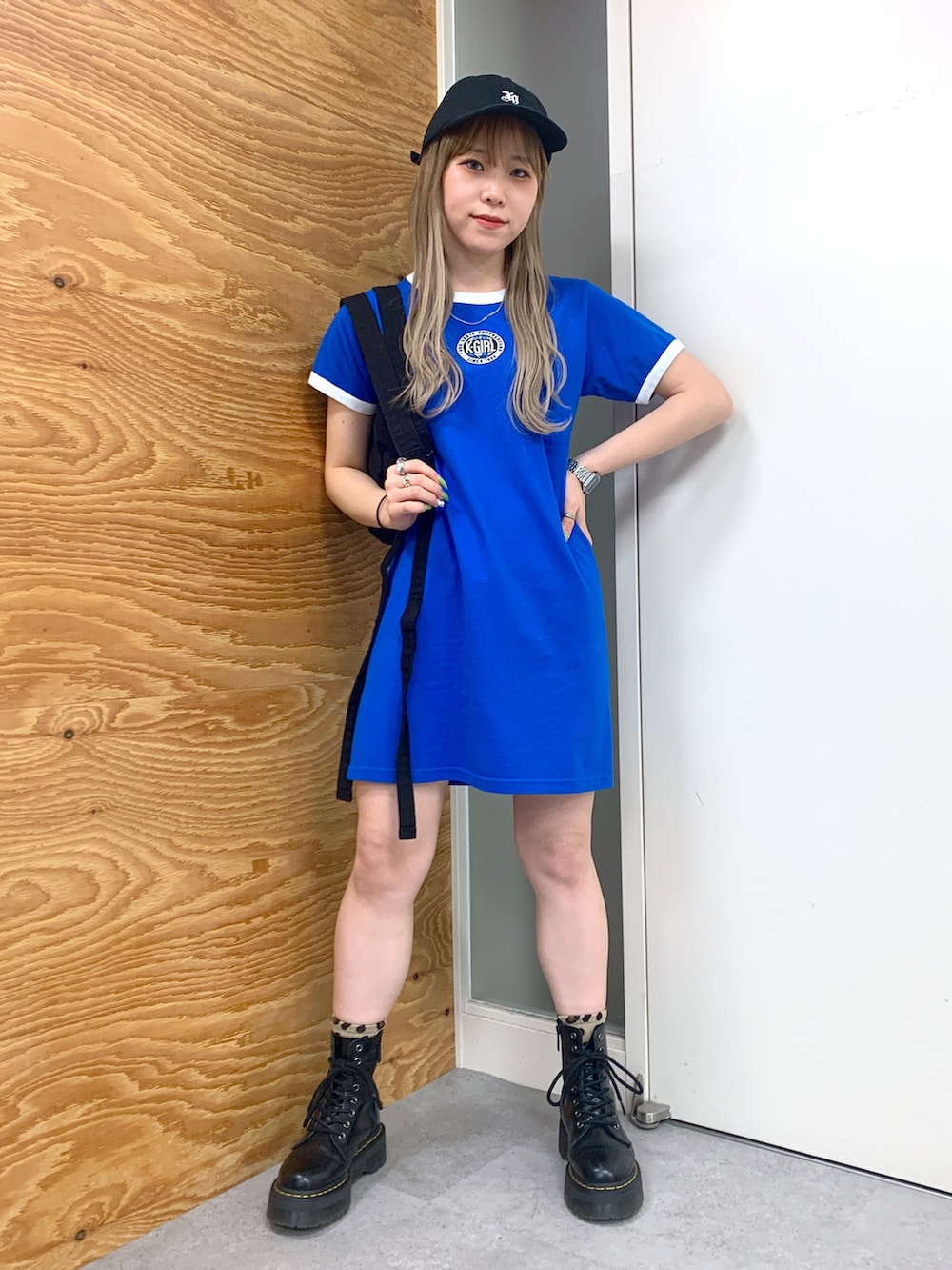 「x-girl、x-girl_ootd、エックスガール、ワンピース、ストリートコーデ、夏コーデ、夏、Tワンピース、カラーコーデ、キャップ」｜「X-girlのEMBLEM 6PANEL CAP（キャップ、ブラック系）」を使った、古内 麻衣さん（レディース・157cm）の春コーディネートの3枚目の写真