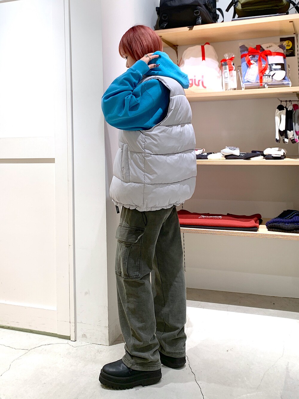 「x-girl、X-girl、X-girl _ootd、x-girl_ootd、秋コーデ、カラーアイテム、ダウンベスト、スウェットパンツ、カーゴパンツ」｜「X-girlのPADDED VEST（ダウンベスト、グレー系）」を使った、古内 麻衣さん（レディース・157cm）の冬コーディネートの2枚目の写真