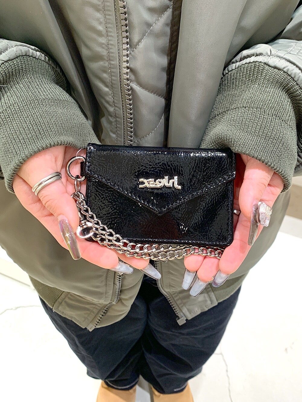 「x-girl、x-girl_ootd、X-girl _ootd、冬コーデ、ストリートコーデ、MA-1、リバーシブルジャケット、タンクトップ、テーパードパンツ、定番パンツ」｜「X-girlのMA-1 JACKET（MA-1、グリーン系）」を使った、古内 麻衣さん（レディース・157cm）の冬コーディネートの4枚目の写真