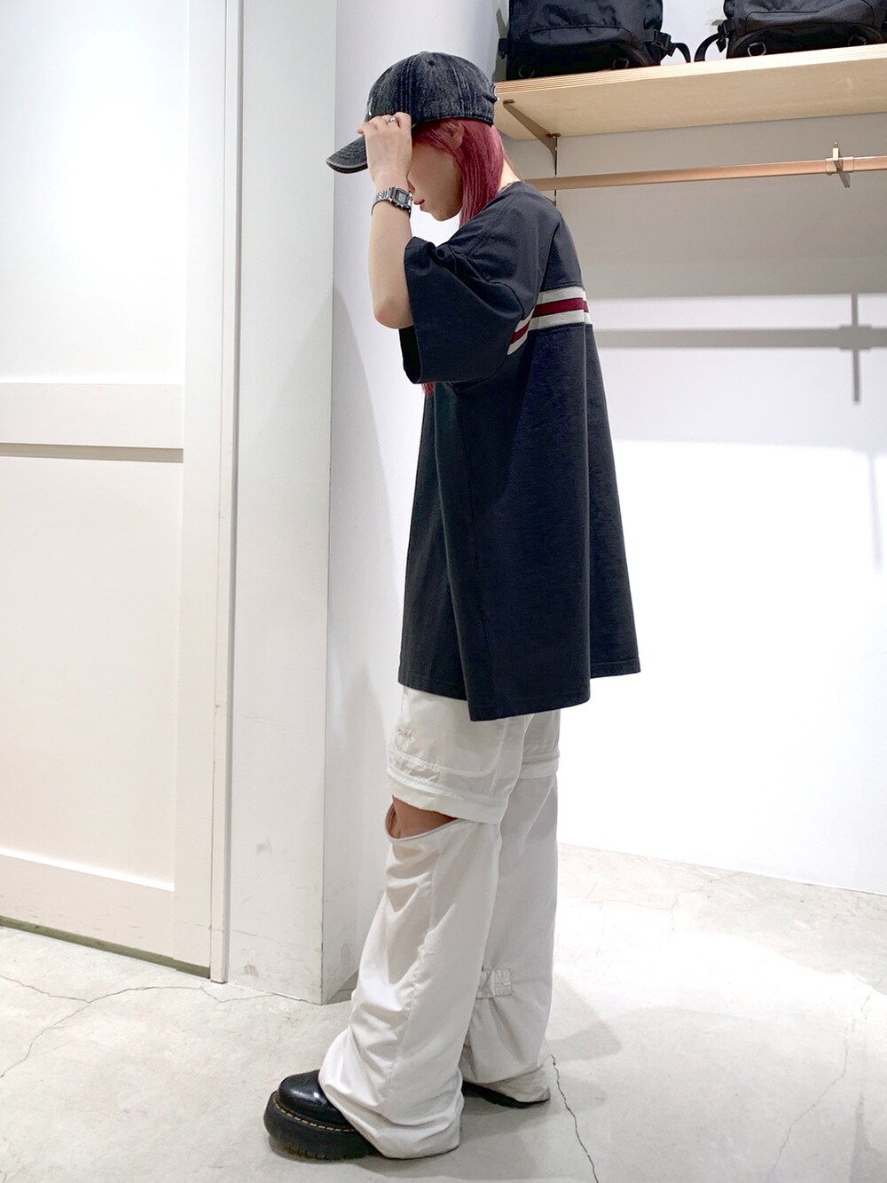 「エックスガール、x-girl、x-girl_ootd、キャップ、カーゴパンツ、Tドレス、ストリートコーデ」｜「X-girlのCHEMICAL WASH CAP（キャップ、ブラック系）」を使った、古内 麻衣さん（レディース・157cm）の夏コーディネートの2枚目の写真