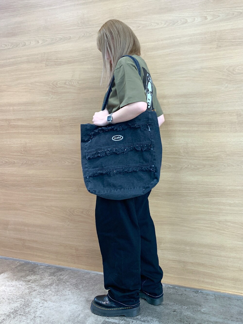 「エックスガール、x-girl、x-girl_ootd、夏、夏コーデ、ストリート、カジュアルコーデ、ワイドテーパードパンツ」｜「X-girlのRIPPED FACE LOGO S/S TEE（Tシャツ/カットソー、グリーン系）」を使った、古内 麻衣さん（レディース・157cm）の春コーディネートの2枚目の写真