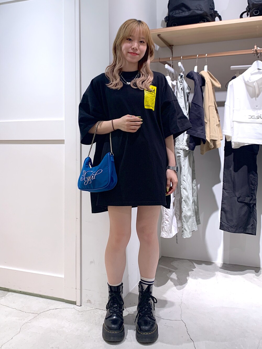 「夏コーデ、ワンピース、Tシャツ、x-girl、x-girl_ootd、エックスガール」｜「X-girlのWORDS FACE S/S BIG TEE DRESS（ワンピース、ブラック系）」を使った、古内 麻衣さん（レディース・157cm）の夏コーディネートの3枚目の写真