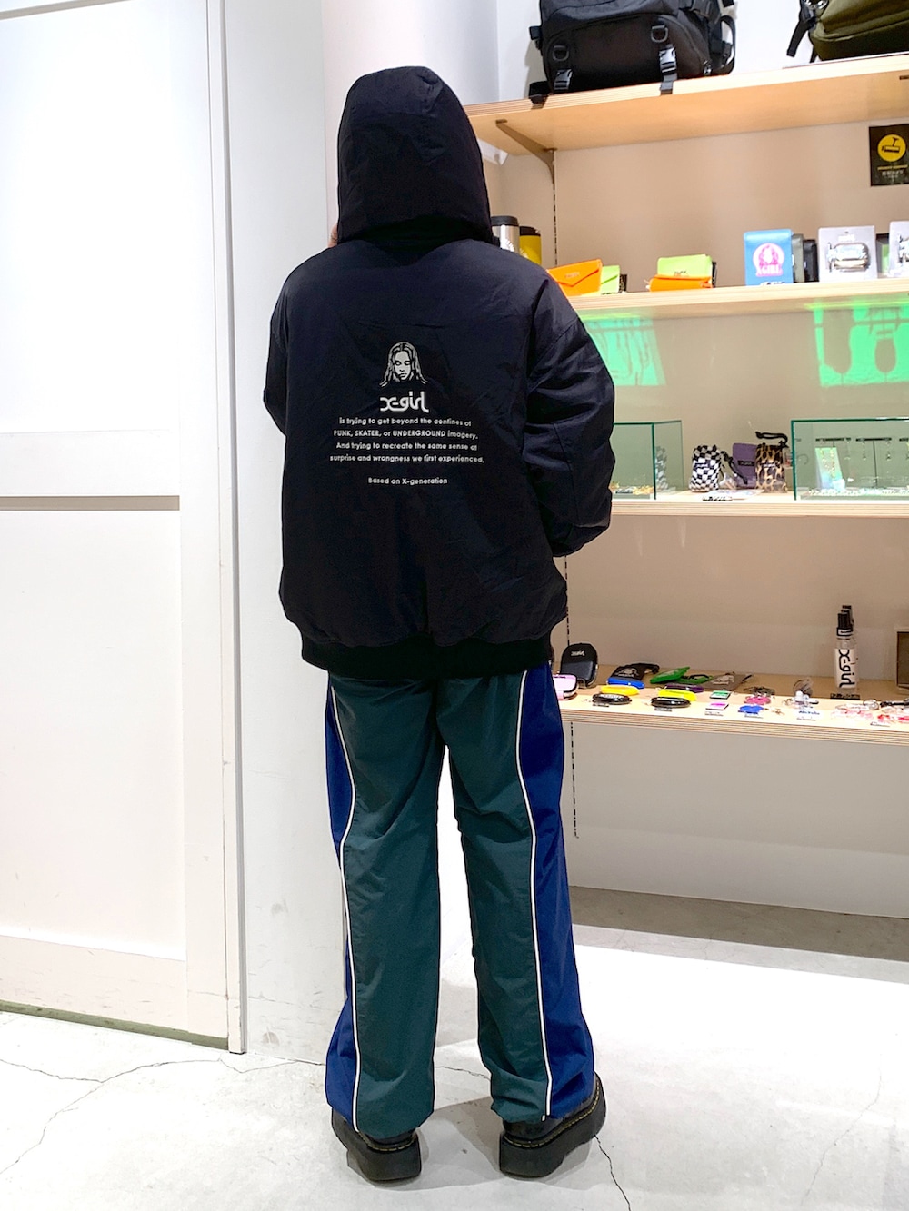 「x-girl、X-girl _ootd、x-girl_ootd、冬コーデ、ジャケット、リバーシブルジャケット、定番アイテム、クロップドトップス、パンツスタイル、カジュアルコーデ」｜「X-girlのCONTRAST PIPING PANTS（その他パンツ、グリーン系）」を使った、古内 麻衣さん（レディース・157cm）の秋コーディネートの3枚目の写真