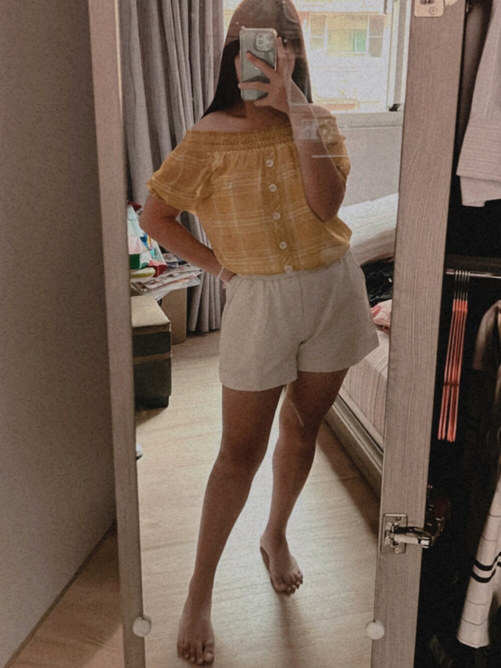 ブラック系のポンチョを着用したレディースの秋コーディネートの2枚目の写真