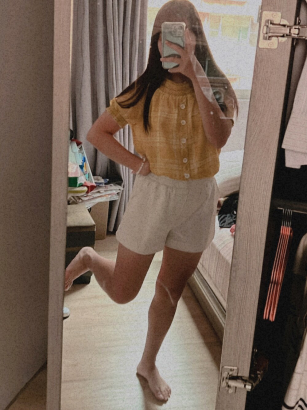 ブラック系のポンチョを着用したレディースの秋コーディネートの3枚目の写真