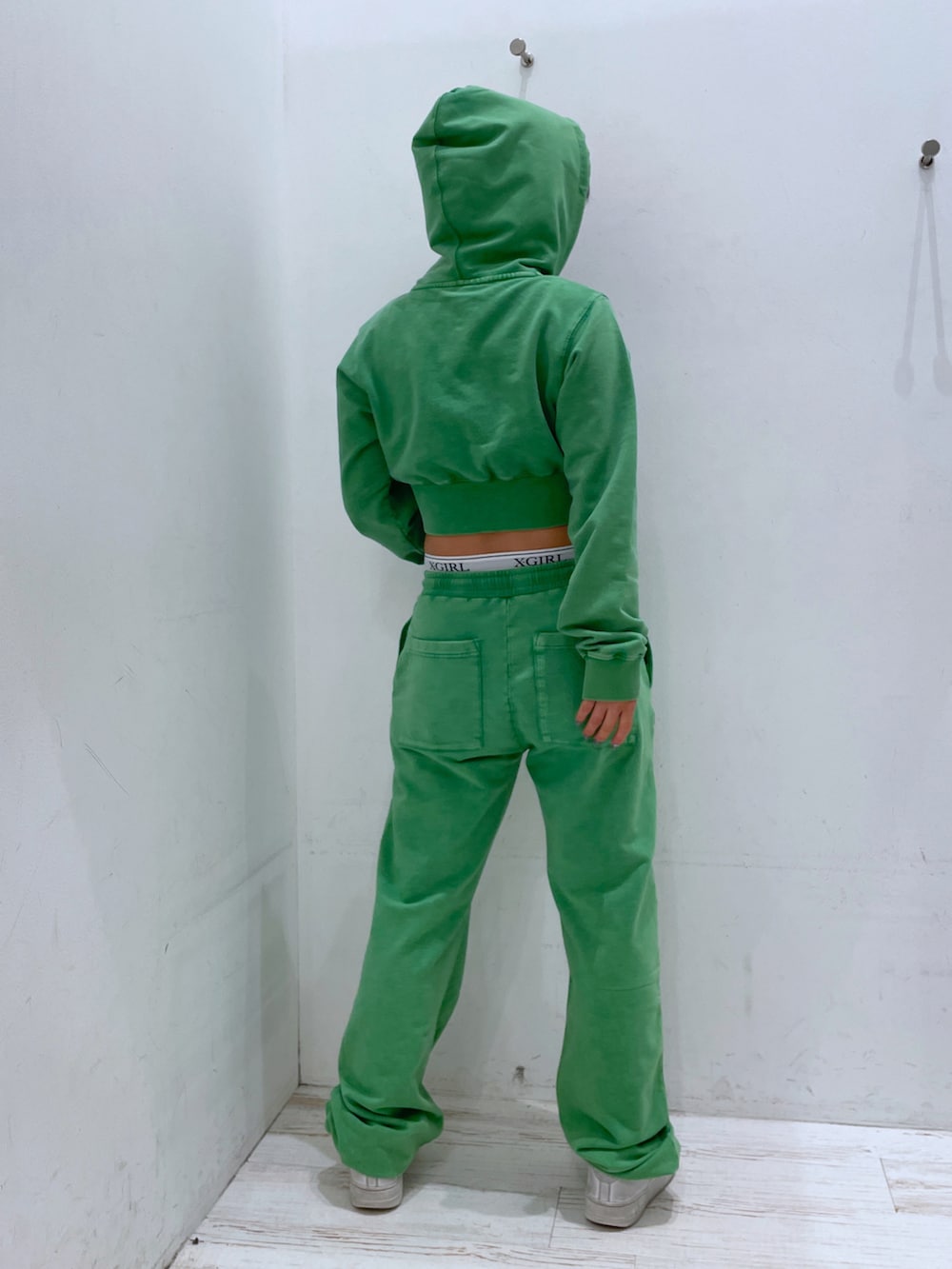 グリーン系のパーカー、グリーン系のスウェットパンツ、ブラック系のブラ&ショーツを着用したレディースの春コーディネートの2枚目の写真