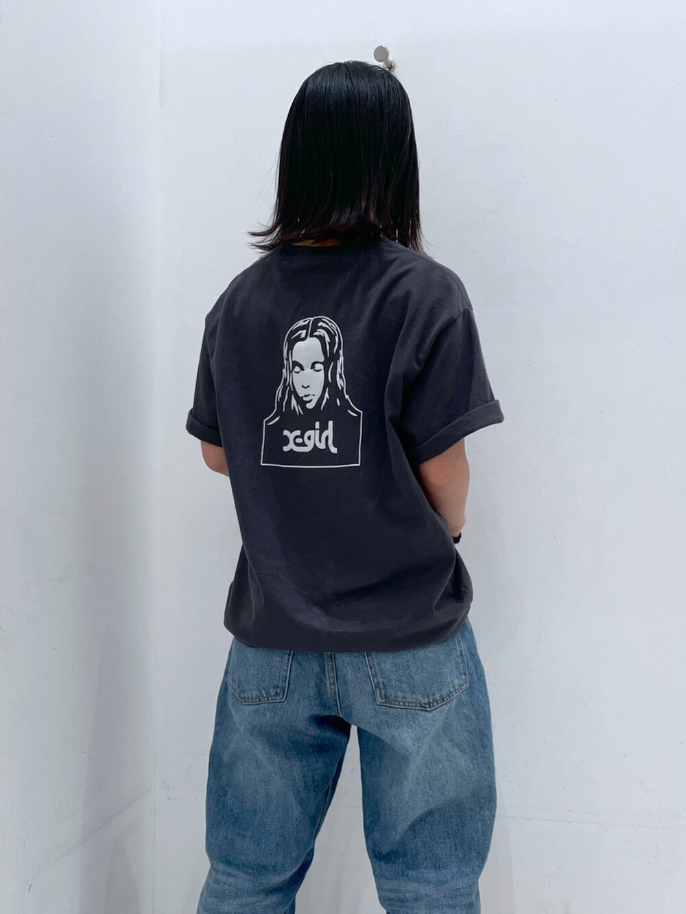 グレー系のTシャツ/カットソー、ホワイト系のシャツ/ブラウス、ブルー系のデニムパンツを着用したレディースの春コーディネートの3枚目の写真