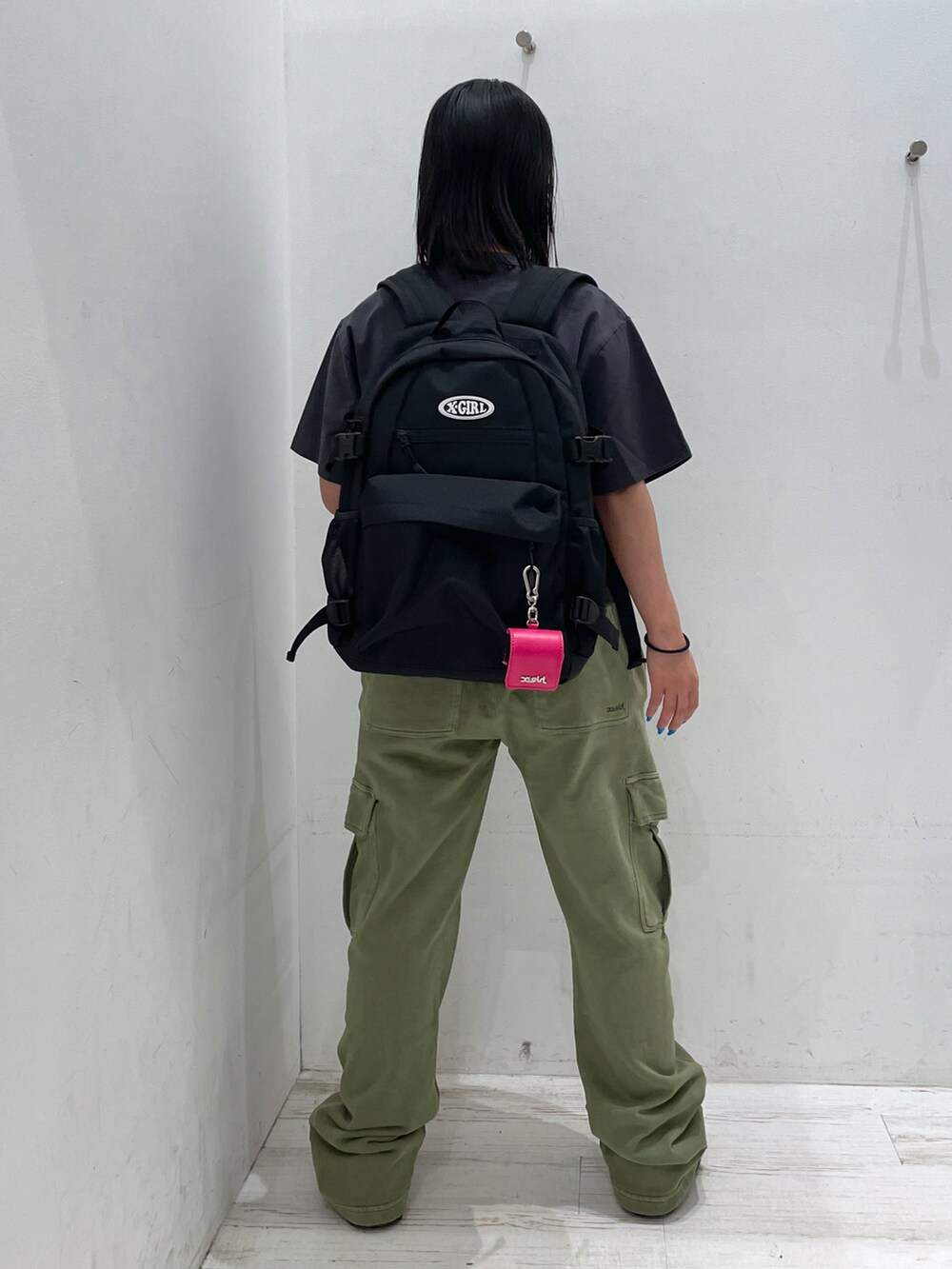 イエロー系のTシャツ/カットソー、グリーン系のスウェットパンツを着用したレディースの春コーディネートの2枚目の写真