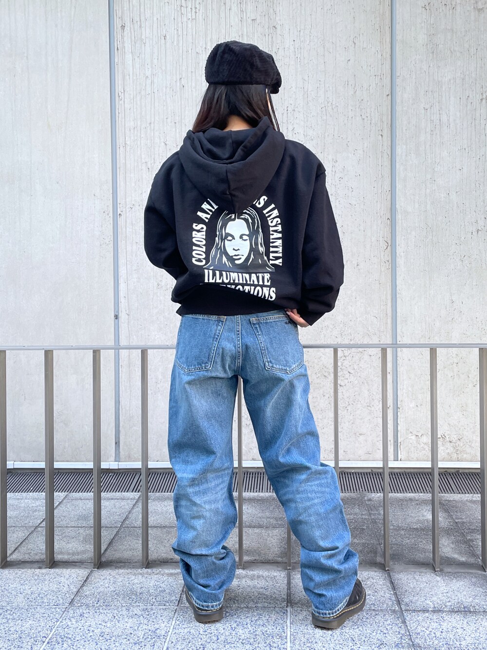 ブルー系のデニムパンツ、ブラック系のパーカー、ブラック系のハンチング/ベレー帽を着用したレディースの冬コーディネートの2枚目の写真