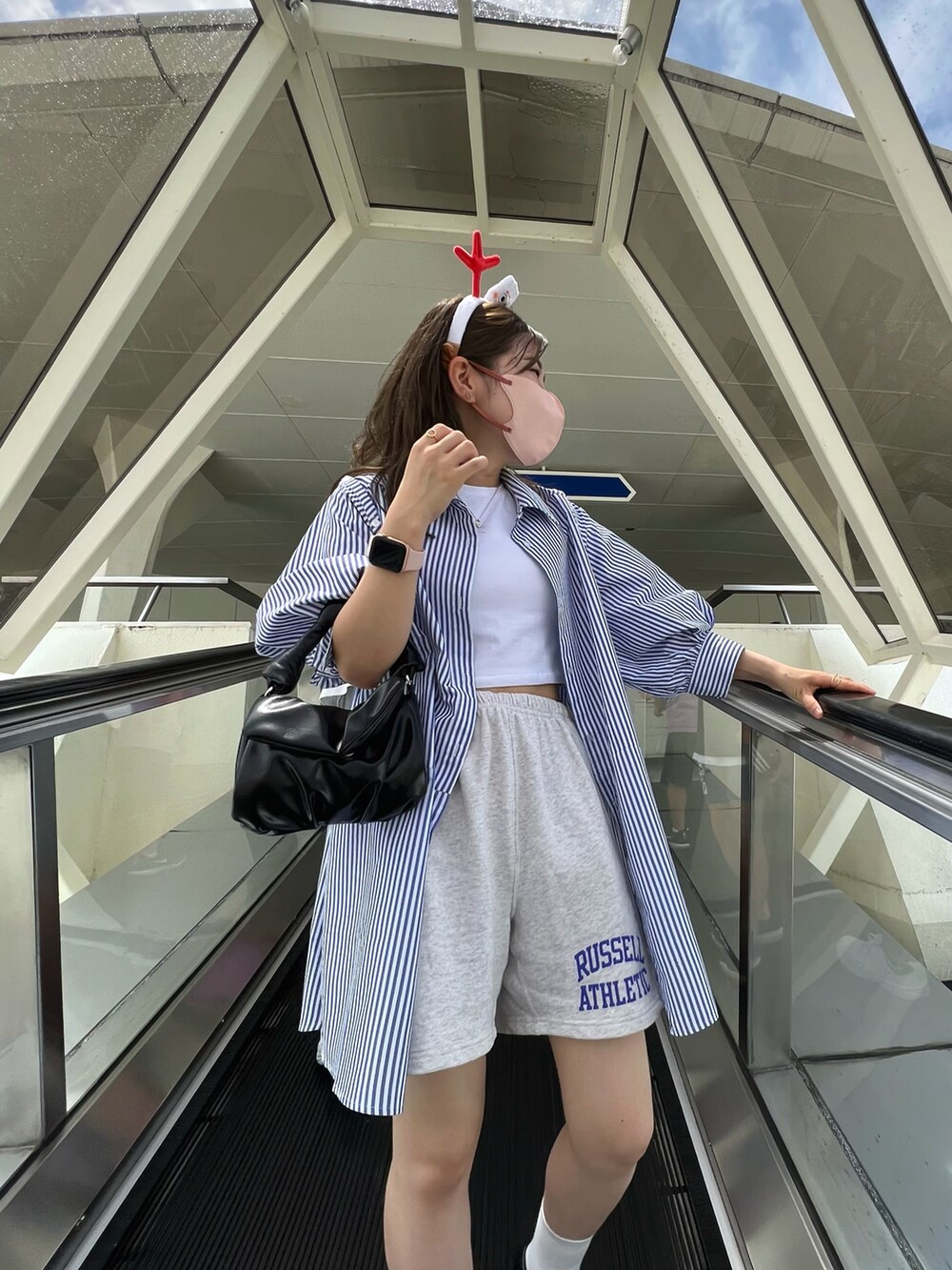 グレー系のパンツ、ブルー系のシャツ/ブラウス、ブラック系のバッグを着用したレディースの秋コーディネートの2枚目の写真